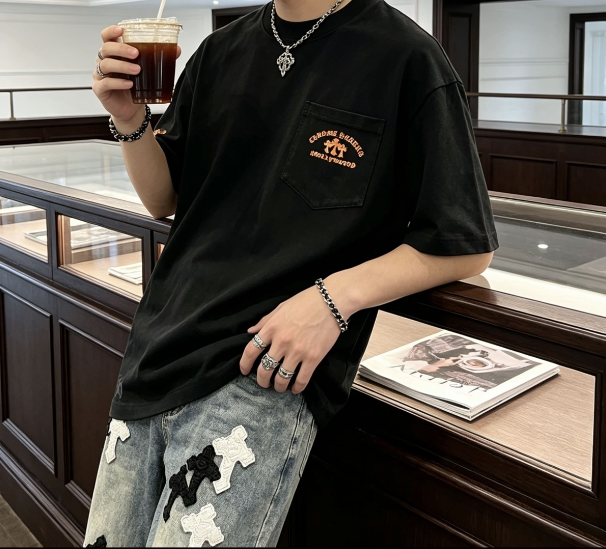 NO:838587,Chrome Hearts has a low-key black base color, with bright orange printed letters, bringing a sense of summer vitality. The word 'Chrome Hearts' + cross element on the chest pocket, concealing brand recognition in a low-key manner. The upper body of heavy cotton is soft and stylish, and the loose silhouette is not flattering, neither squishy nor sweaty. It is refreshing and versatile to wear alone, and can be worn with denim shorts to easily achieve the relaxed feeling of the high street. It is the same for men and women, regardless of style. Sizes s-xl,, chrome hearts, shorts,19860909Chrome Hearts 低调黑调底色,搭配亮眼橙色印花字母,自带夏日活力感 胸前口袋「Chrome Hearts」字样+十字元素,低调中暗藏品牌辨识度 重磅棉料上身软而有型,宽松廓形不挑身形,不软塌不闷汗 单穿清爽百搭,搭配牛仔短裤轻松拿捏高街松弛感,男女同款不挑风格 尺码s-xl,,chrome hearts,shorts,,Men's clothing