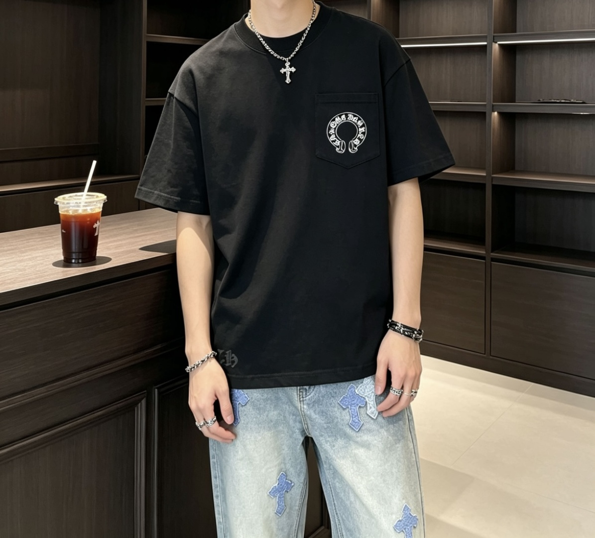 NO:838590,'Chrome Hearts Classic Horseshoe Pocket Short Sleeve' is a basic style in black and white, which is a universal style that can never go wrong in the wardrobe. The chest pocket is engraved with the brand's iconic horseshoe cross logo, which is low-key and hidden in recognition. The neckline is also decorated with the same series of prints, and the details are full and not monotonous. The upper body of heavy cotton is soft and stylish, the loose silhouette is not flattering, not squishy or stuffy. The black model has a dark and light luxury feel, and the white model is refreshing and versatile, and the same style for men and women can easily control various styles.  Size s-xl,,chrome hearts,T-shirt,19860909「Chrome Hearts 经典马蹄标口袋短袖」 黑白两色基础款,是衣柜里永远不出错的万能款 胸前口袋印刻品牌标志性马蹄十字标,低调暗藏辨识度 领口也点缀同系列印花,细节拉满不单调 重磅棉料上身软而有型,宽松廓形不挑身形,不软塌不闷汗 黑款自带暗黑轻奢感,白款清爽百搭,男女同款轻松驾驭各种风格 尺码s-xl,,chrome hearts,T-shirt,,Men's clothing