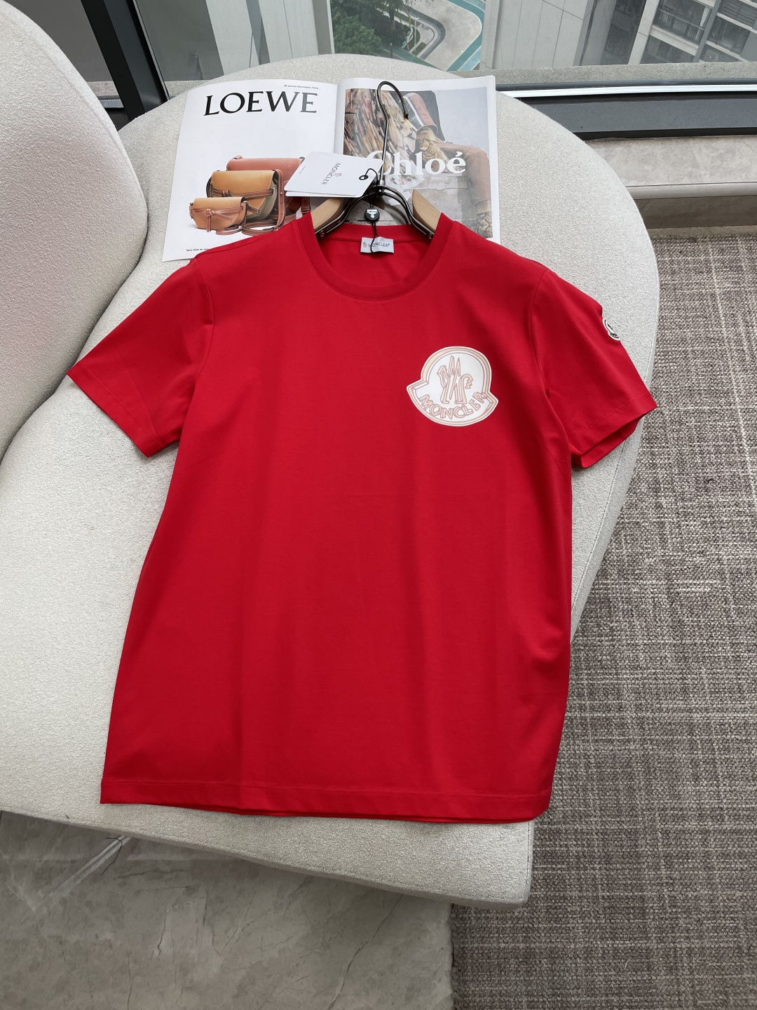 NO:841031,Moncler 2026 spring and summer series logo-printed large-label short-sleeved T-shirt has a simple design but strong brand recognition, suitable for wearers who pursue a low-key luxury style. 100-count double-strand mercerized long-staple cotton fabric, using the brand's classic badge pattern, outlined with light pink/beige lines, containing the word 'MONCLER' and iconic mountain elements, visually low-key yet high-end. There is a small brand badge on the left cuff, which echoes the overall design and enhances the texture of details.  Size s-xxxl,,T-shirt,tees,t-shirt,19860909Moncler2026春夏系列徽标印花大标短袖T恤,设计简约但极具品牌辨识度,适合追求低调奢华风格的穿搭者.100支双股丝光长绒棉面料,采用品牌经典徽章图案,以浅粉色/米色线条勾勒,内含“MONCLER”字样与标志性山峰元素,视觉上低调而不失高级感.左袖口处有品牌小徽章,呼应整体设计,提升细节质感. 尺码s-xxxl,,T-shirt,tees，t-shirt,,Men's clothing