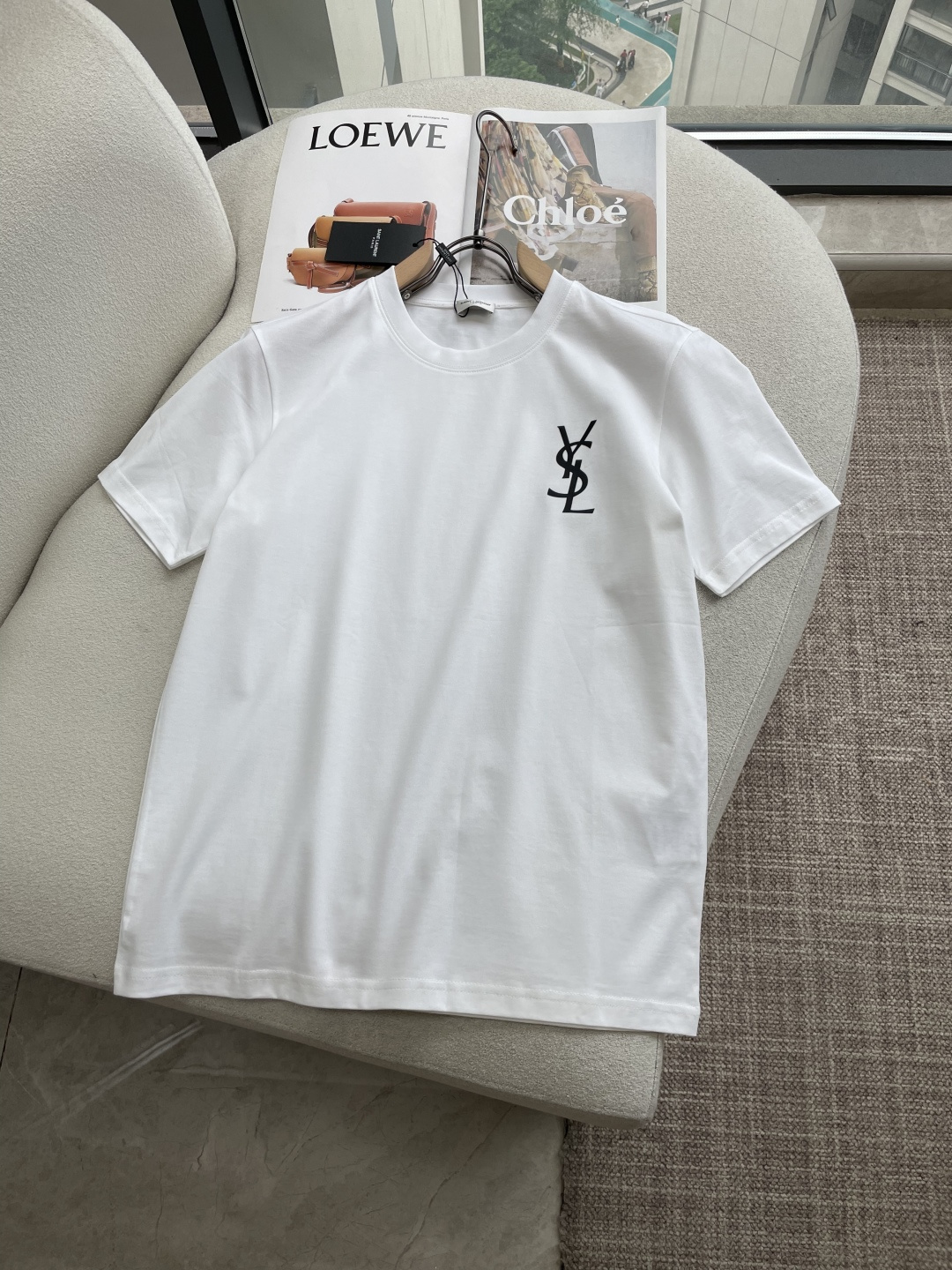 NO:841043,Saint Laurent 2026 spring and summer series three-dimensional letter printed short-sleeved T-shirt; simple and high-end design, suitable for daily wear or layering. The three-dimensional printed YSL logo is used on the left chest, with exquisite details and high recognition, highlighting the brand's tone. Made of customized cotton fabric, thick and drapey, with both breathability and softness, comfortable to wear and not easy to deform. The loose straight version is the same for men and women, suitable for various body types, and there is no pressure to match it with jeans, overalls or shorts.  Size s-xxxl,,saint laurent,saint laurent,shorts,jeans,T-shirt,tees,t-shirt,19860909Saint Laurent2026春夏系列立体字母印花短袖T恤；设计简约高级,适合日常穿搭或叠穿搭配. 左胸位置采用立体印花YSL标志,细节精致,辨识度高,彰显品牌调性.采用定制棉质面料,厚实有垂感,兼顾透气性与柔软度,穿着舒适且不易变形.宽松直筒版型,男女同款,适合多种身材,搭配牛仔裤、工装裤或短裤都毫无压力. 尺码s-xxxl,,saint laurent,saint laurent,shorts,jeans,T-shirt,tees，t-shirt,,Men's clothing
