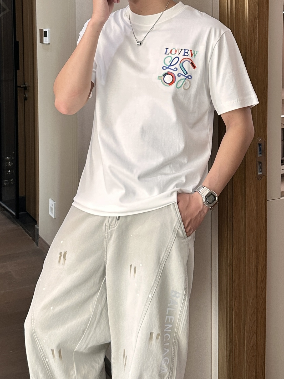 NO:841070,Loewe 2026 spring and summer new style debut counter latest short-sleeved round neck T-shirt high-end custom design avant-garde fashion!  The brand logo is designed with heavy craftsmanship. High-end customized mercerized long-staple cotton fabric. Soft to the touch. Comfortable to wear. Exquisite stitching at the counter level. Fine workmanship. The upper body effect is incomparably handsome!  A must-have item for a stylish man!  Color Black White Size M-3XL,,loewe,T-shirt,tees,t-shirt,19860909Loewe 2026春夏新款首发专柜最新款短袖圆领T恤 高端订制 设计前卫时尚！品牌logo重工艺设计 高端定制丝光长绒棉面料.手感柔软.穿着舒适.专柜级别精致车线.做工精细.上身效果无敌帅气！型男必备单品！ 颜色黑色 白色 码数M-3XL,,loewe,T-shirt,tees，t-shirt,,Men's clothing
