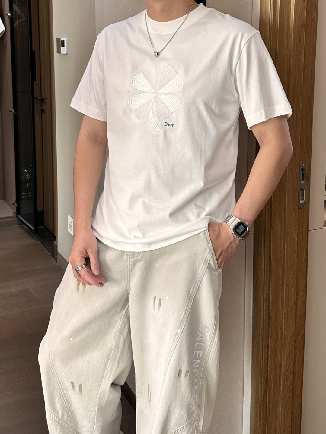 NO:841078,DAO's 2026 spring and summer new style debut counter, the latest short-sleeved round neck T-shirt, high-end customization, avant-garde and fashionable design!  The brand logo is designed with heavy craftsmanship. High-end customized mercerized long-staple cotton fabric. Soft to the touch. Comfortable to wear. Exquisite stitching at the counter level. Fine workmanship. The upper body effect is incomparably handsome!  A must-have item for a stylish man!  Color Black White Size M-3XL, T-shirt, tees, t-shirt,19860909D奥 2026春夏新款首发专柜最新款短袖圆领T恤 高端订制 设计前卫时尚！品牌logo重工艺设计 高端定制丝光长绒棉面料.手感柔软.穿着舒适.专柜级别精致车线.做工精细.上身效果无敌帅气！型男必备单品！ 颜色黑色 白色 码数M-3XL,,T-shirt,tees，t-shirt,,Men's clothing