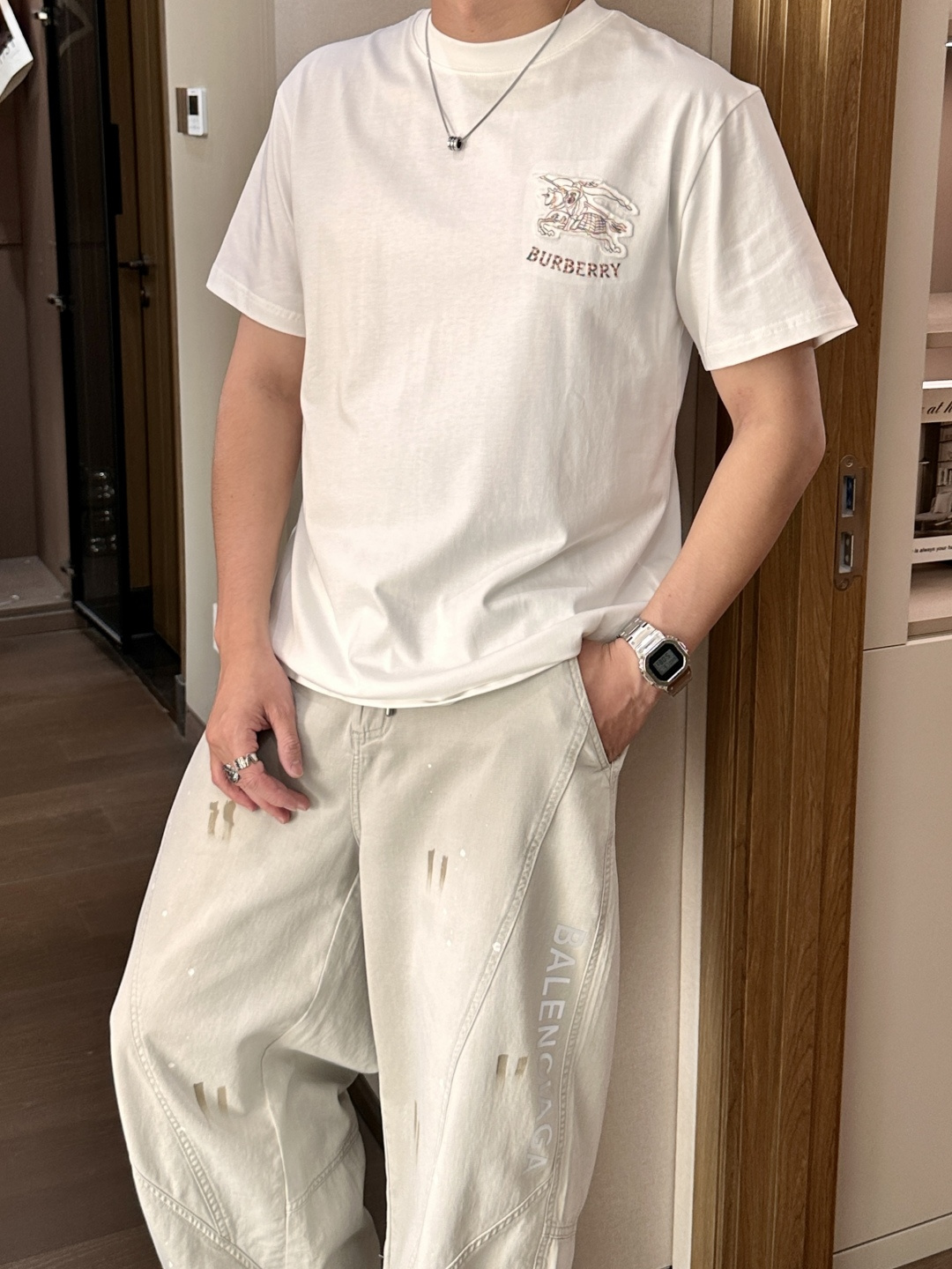 NO:841059,Bur 2026 spring and summer new style debut counter latest short-sleeved round neck T-shirt high-end custom design avant-garde fashion!  The brand logo is designed with heavy craftsmanship. High-end customized mercerized long-staple cotton fabric. Soft to the touch. Comfortable to wear. Exquisite stitching at the counter level. Fine workmanship. The upper body effect is incomparably handsome!  A must-have item for a stylish man!  Color Black White Size M-3XL,,burberry,T-shirt,tees,t-shirt,19860909Bur 2026春夏新款首发专柜最新款短袖圆领T恤 高端订制 设计前卫时尚！品牌logo重工艺设计 高端定制丝光长绒棉面料.手感柔软.穿着舒适.专柜级别精致车线.做工精细.上身效果无敌帅气！型男必备单品！ 颜色黑色 白色 码数M-3XL,,burberry,T-shirt,tees，t-shirt,,Men's clothing