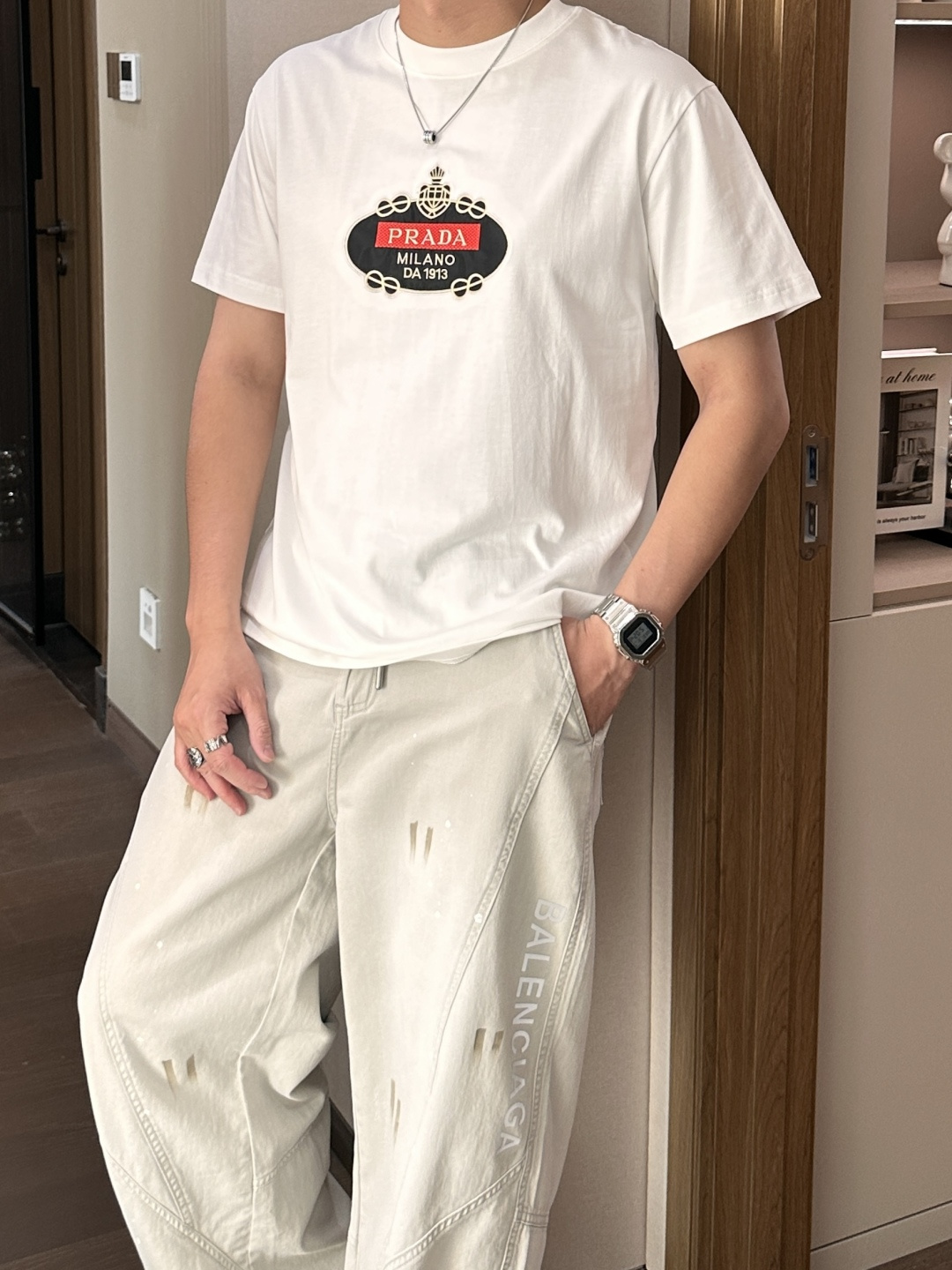 NO:841064,Prad's 2026 spring and summer new style debut counter, the latest short-sleeved round neck T-shirt, high-end customization, avant-garde and fashionable design!  The brand logo is designed with heavy craftsmanship. High-end customized mercerized long-staple cotton fabric. Soft to the touch. Comfortable to wear. Exquisite stitching at the counter level. Fine workmanship. The upper body effect is incomparably handsome!  A must-have item for a stylish man!  Color black white Size M-3XL, prada, T-shirt, tees, t-shirt,19860909Prad 2026春夏新款首发专柜最新款短袖圆领T恤 高端订制 设计前卫时尚！品牌logo重工艺设计 高端定制丝光长绒棉面料.手感柔软.穿着舒适.专柜级别精致车线.做工精细.上身效果无敌帅气！型男必备单品！ 颜色黑色 白色 码数M-3XL,,prada,T-shirt,tees，t-shirt,,Men's clothing