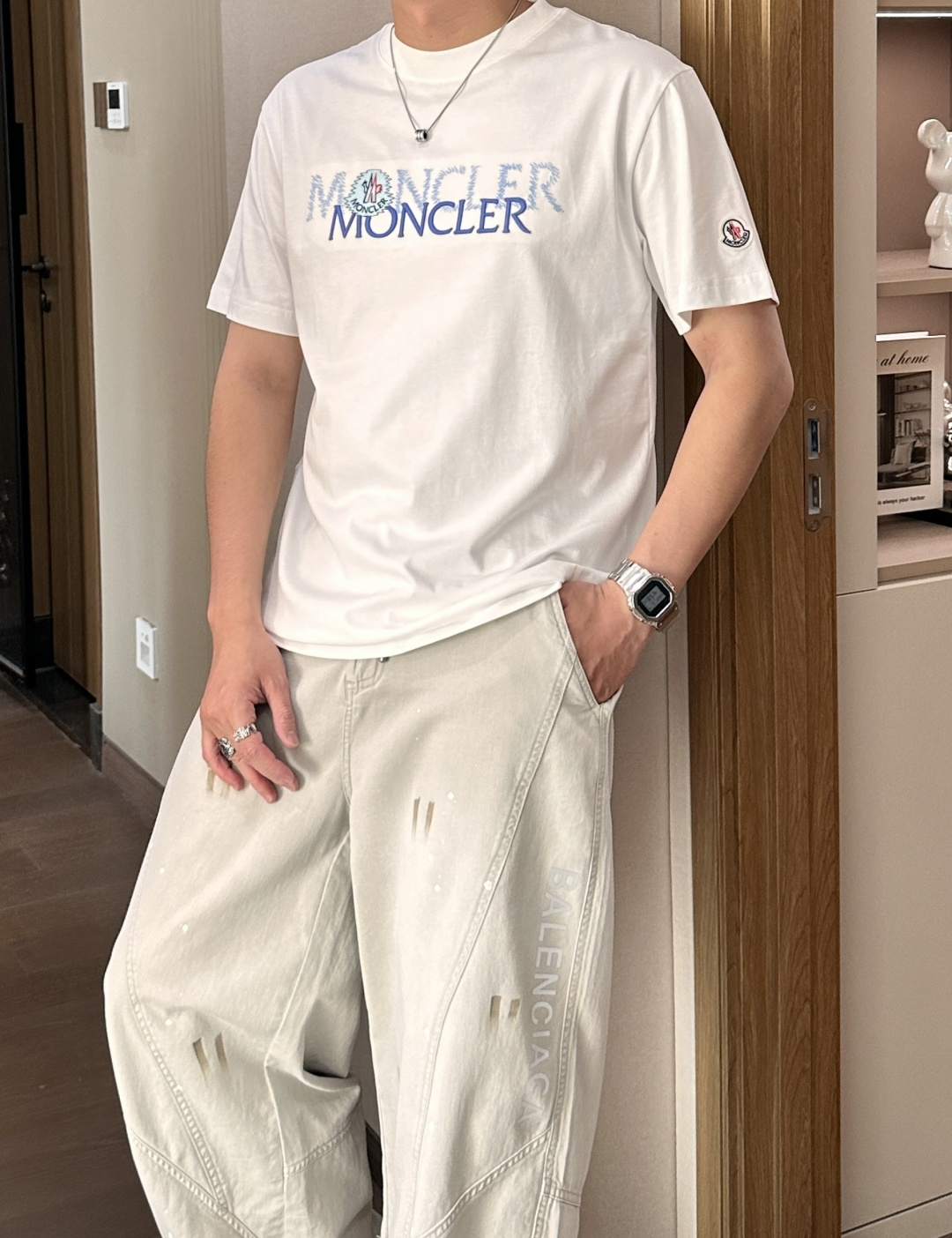 NO:841069,Meng Mouth 2026 spring and summer new style debut counter latest short-sleeved round neck T-shirt, high-end customization, avant-garde and fashionable design!  The brand logo is designed with heavy craftsmanship. High-end customized mercerized long-staple cotton fabric. Soft to the touch. Comfortable to wear. Exquisite stitching at the counter level. Fine workmanship. The upper body effect is incomparably handsome!  A must-have item for a stylish man!  Color Black White Size M-3XL,,Moncler,T-shirt,tees,t-shirt,19860909蒙口 2026春夏新款首发专柜最新款短袖圆领T恤 高端订制 设计前卫时尚！品牌logo重工艺设计 高端定制丝光长绒棉面料.手感柔软.穿着舒适.专柜级别精致车线.做工精细.上身效果无敌帅气！型男必备单品！ 颜色黑色 白色 码数M-3XL,,Moncler,T-shirt,tees，t-shirt,,Men's clothing