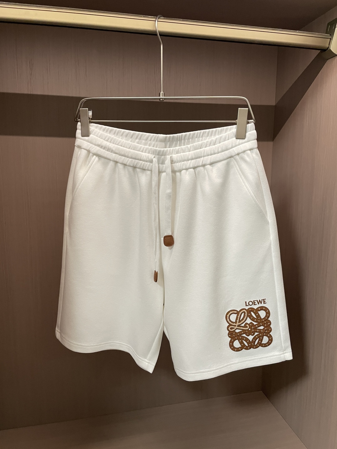 NO:843689,Highly recommended by Loewe!  2026ss new summer clothes are on sale at counters. The latest series of patterned logo shorts are a must-have for everyone!  Imported high-density pure cotton fabric, extremely skin-friendly and comfortable. It feels very delicate and has a good texture, which perfectly reflects the three-dimensional effect. It is in line with the brand's consistent design style. It is a very good overall product and a must-have for fashionistas. Sizes are m-xxxl,,loewe,shorts,19860909Loewe 重磅推荐！2026ss夏装新品 专柜在售 最新系列图案logo短裤 必须人手一件的节奏！进口顶极高密度纯棉面料,极为亲肤舒适 摸上去非常的细腻,质感很好,完美体现立体感 符合品牌一贯设计风格,整体非常不错的一款,潮人必备 尺码m-xxxl,,loewe,shorts,,Men's clothing