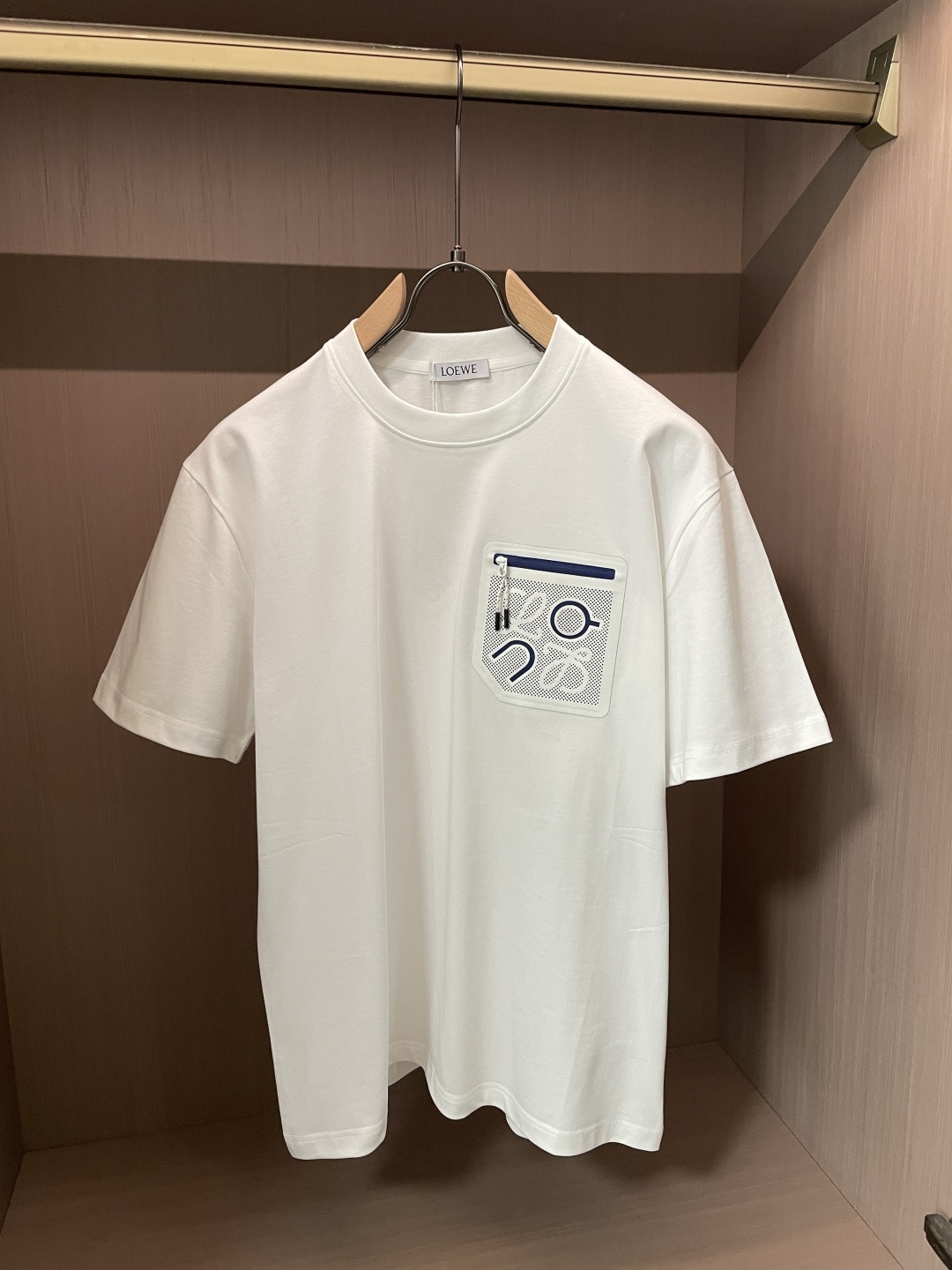 NO:843699,Same style as Loewe official website Same style as official website Same style as official website Highly recommended!  2026ss new summer clothing products are on sale at counters. The latest series of graphic logo short-sleeved T-shirts are a must-have for everyone!  Imported top quality combed cotton fabric, extremely skin-friendly and comfortable. It feels very delicate, has a good texture, and perfectly reflects the three-dimensional effect. It is in line with the brand's consistent design style. It is a very good overall product. It can be worn alone as an inner layer. Sizes XS-L, loewe, T-shirt, tees, t-shirt,19860909Loewe 官网同款 官网同款 官网同款 重磅推荐！2026ss夏装新品 专柜在售 最新系列图案logo短袖T恤 必须人手一件的节奏！进口顶极精梳棉面料,极为亲肤舒适 摸上去非常的细腻,质感很好,完美体现立体感 符合品牌一贯设计风格,整体非常不错的一款,内搭单穿都完全没问题 尺码XS-L,,loewe,T-shirt,tees，t-shirt,,Men's clothing