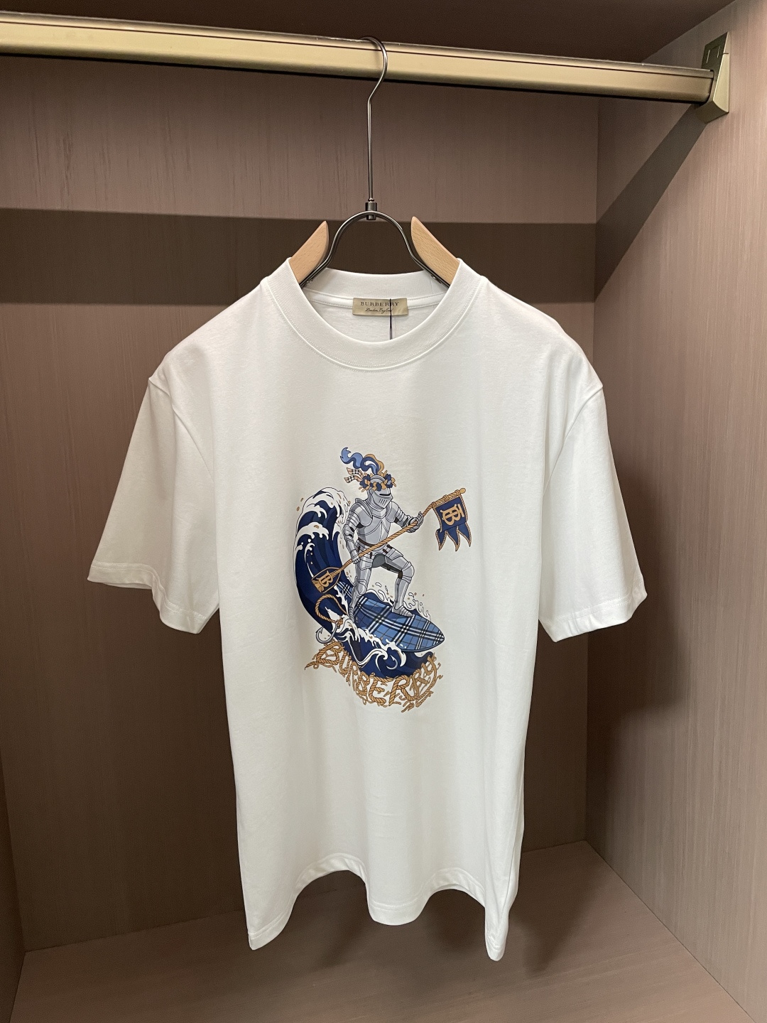 NO:843714,The same style as the Bur official website. The same style as the official website. The same style as the official website. Highly recommended!  2026ss new summer clothing products are on sale at counters. The latest series of graphic logo short-sleeved T-shirts are a must-have for everyone!  Imported top quality combed cotton fabric, extremely skin-friendly and comfortable. It feels very delicate, has a good texture, and perfectly embodies the three-dimensional effect. It is in line with the brand's consistent design style. It is a very good overall product. It can be worn alone without any problem. Sizes XS-L, burberry, T-shirt, tees, t-shirt,19860909Bur 官网同款 官网同款 官网同款 重磅推荐！2026ss夏装新品 专柜在售 最新系列图案logo短袖T恤 必须人手一件的节奏！进口顶极精梳棉面料,极为亲肤舒适 摸上去非常的细腻,质感很好,完美体现立体感 符合品牌一贯设计风格,整体非常不错的一款,内搭单穿都完全没问题 尺码XS-L,,burberry,T-shirt,tees，t-shirt,,Men's clothing