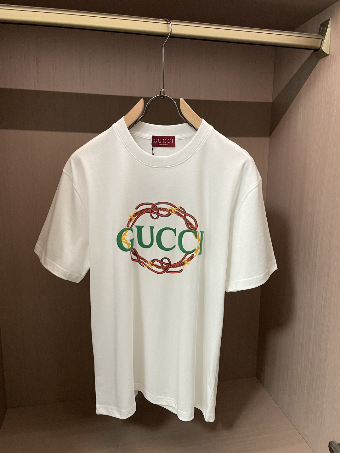 NO:843719,Same style as Gucc official website Same style as official website Same style as official website Highly recommended!  2026ss new summer clothing products are on sale at counters. The latest series of graphic logo short-sleeved T-shirts are a must-have for everyone!  Imported top-quality combed cotton fabric, extremely skin-friendly and comfortable. It feels very delicate, has a good texture, and perfectly reflects the three-dimensional effect. It is in line with the brand's consistent design style. It is a very good overall product. It can be worn alone as an inner layer. Sizes XS-L, gucci, T-shirt, tees, t-shirt,19860909Gucc 官网同款 官网同款 官网同款 重磅推荐！2026ss夏装新品 专柜在售 最新系列图案logo短袖T恤 必须人手一件的节奏！进口顶极精梳棉面料,极为亲肤舒适 摸上去非常的细腻,质感很好,完美体现立体感 符合品牌一贯设计风格,整体非常不错的一款,内搭单穿都完全没问题 尺码XS-L,,gucci,T-shirt,tees，t-shirt,,Men's clothing