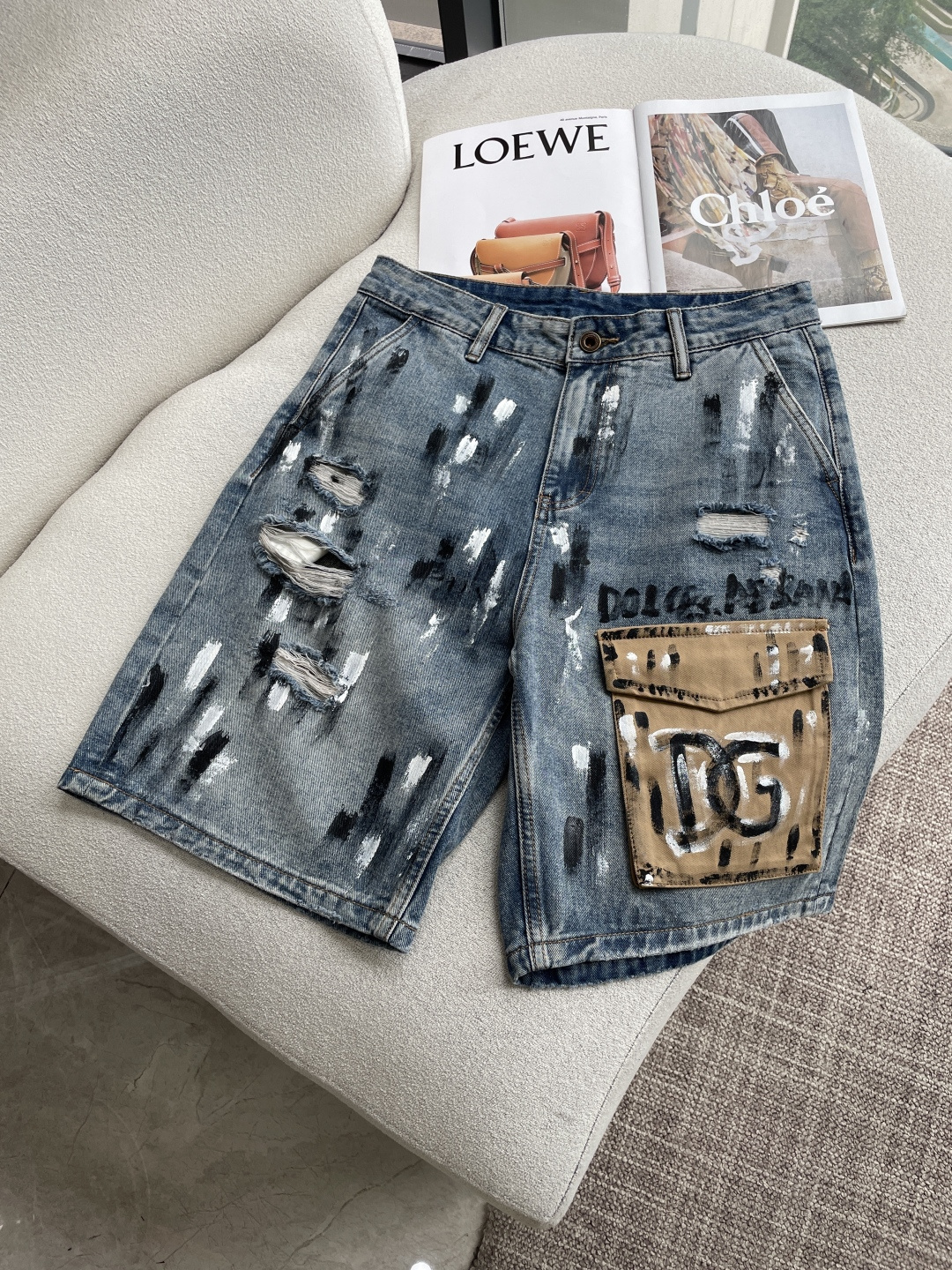 NO:843681,DG 2026 spring and summer men's denim shorts original factory original fabric original wash water!  Imported original washed fabrics, complicated handicraft superimposition, any washing process will turn into a completely different color effect if you stay for a few seconds longer, so it is more precious, especially durable and taste-resistant... Use the best tannin texture, genuine leather labels, high-end metal accessories... to create a unique and original jeans style!  Original hardware accessories, super correct fit, comfortable and breathable, extremely high grade, counter quality, handsome upper body. Code number 29----38,,shorts,jeans,19860909DG 2026春夏男士牛仔短裤原厂原布原洗水！进口原版水洗面料,复杂的手工艺叠加,任何一个洗水环节多停留几秒都会变成完全不一样的颜色效果,所以越加珍贵,特别持久、耐味…… 选用上乘的丹宁质感,真皮皮牌、高定的金属辅料……打造出独特及原创的牛仔裤款型！原版五金辅料,版型超正,舒适透气,档次极高,专柜品质,上身帅气十足. 码数29----38,,shorts,jeans,,Men's clothing