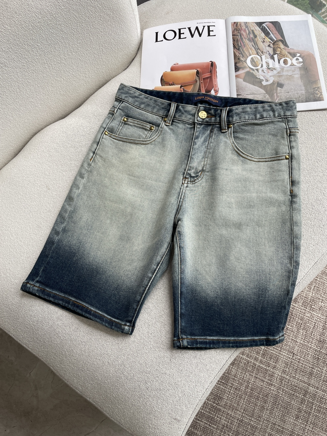 NO:843684,Lv 2026 spring and summer men's denim shorts original factory original fabric original wash water!  Imported original washed fabrics, complicated handicraft superimposition, any washing process will turn into a completely different color effect if you stay for a few seconds longer, so it is more precious, especially durable and taste-resistant... Use the best tannin texture, genuine leather labels, high-end metal accessories... to create a unique and original jeans style!  Original hardware accessories, super correct fit, comfortable and breathable, extremely high grade, counter quality, handsome upper body. Code number 29----38,, louis vuitton, shorts, jeans,19860909Lv 2026春夏男士牛仔短裤原厂原布原洗水！进口原版水洗面料,复杂的手工艺叠加,任何一个洗水环节多停留几秒都会变成完全不一样的颜色效果,所以越加珍贵,特别持久、耐味…… 选用上乘的丹宁质感,真皮皮牌、高定的金属辅料……打造出独特及原创的牛仔裤款型！原版五金辅料,版型超正,舒适透气,档次极高,专柜品质,上身帅气十足. 码数29----38,,louis vuitton,shorts,jeans,,Men's clothing