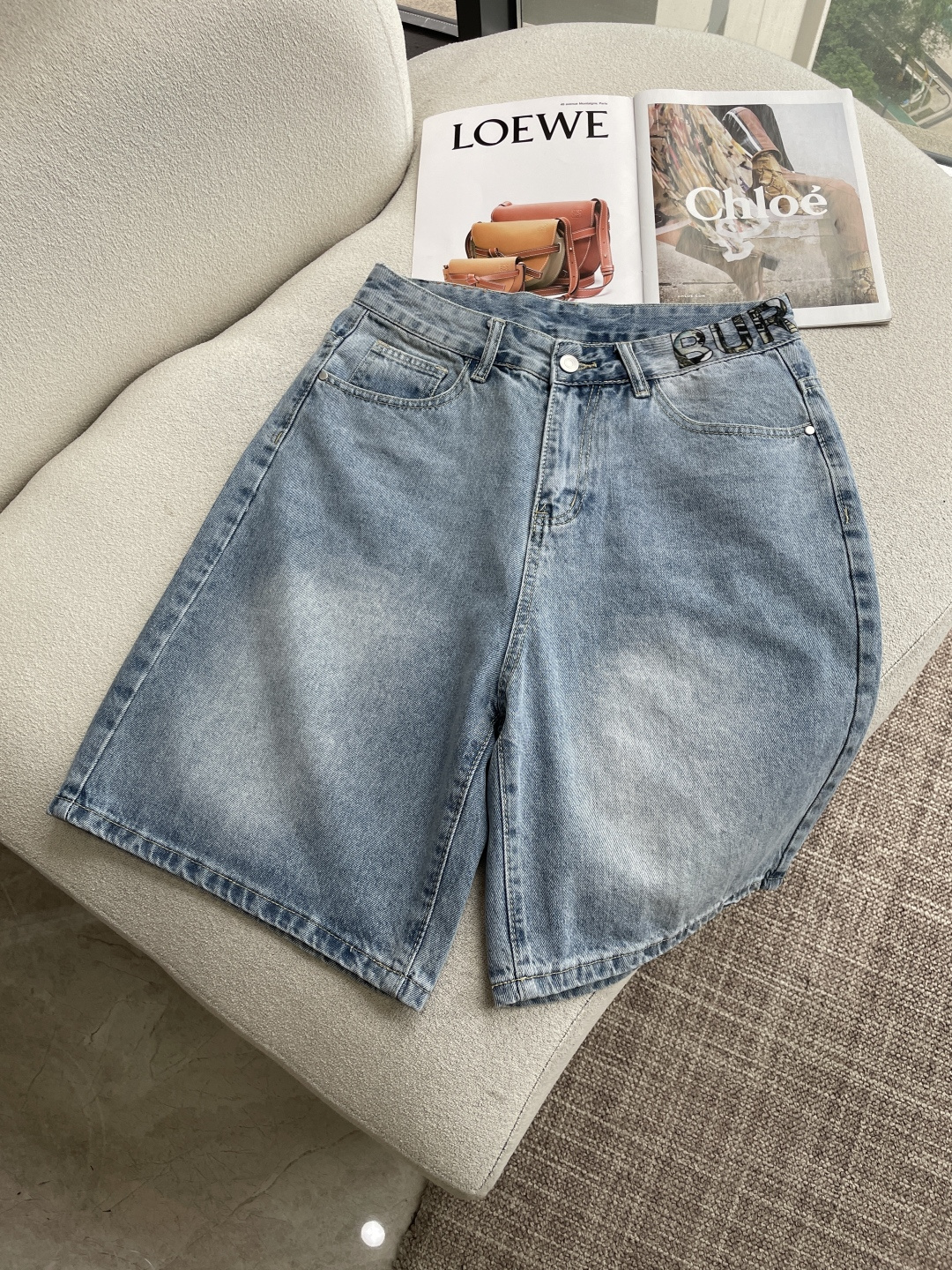NO:843687,Bur 2026 spring and summer men's denim shorts original factory original fabric original wash water!  Imported original washed fabrics, complicated handicraft superimposition, any washing process will turn into a completely different color effect if you stay for a few seconds longer, so it is more precious, especially durable and taste-resistant... Use the best tannin texture, genuine leather labels, high-end metal accessories... to create a unique and original jeans style!  Original hardware accessories, super correct fit, comfortable and breathable, extremely high grade, counter quality, handsome upper body. Size 29----38,,burberry,shorts,jeans,19860909Bur 2026春夏男士牛仔短裤原厂原布原洗水！进口原版水洗面料,复杂的手工艺叠加,任何一个洗水环节多停留几秒都会变成完全不一样的颜色效果,所以越加珍贵,特别持久、耐味…… 选用上乘的丹宁质感,真皮皮牌、高定的金属辅料……打造出独特及原创的牛仔裤款型！原版五金辅料,版型超正,舒适透气,档次极高,专柜品质,上身帅气十足. 码数29----38,,burberry,shorts,jeans,,Men's clothing