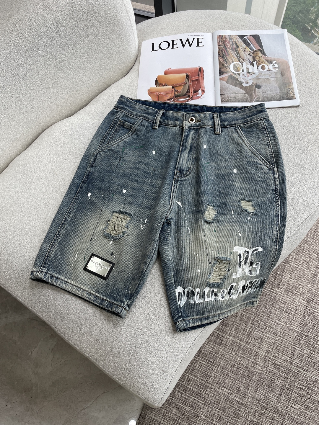 NO:843690,DG 2026 spring and summer men's denim shorts original factory original fabric original wash water!  Imported original washed fabrics, complicated handicraft superimposition, any washing process will turn into a completely different color effect if you stay for a few seconds longer, so it is more precious, especially durable and taste-resistant... Use the best tannin texture, genuine leather labels, high-end metal accessories... to create a unique and original jeans style!  Original hardware accessories, super correct fit, comfortable and breathable, extremely high grade, counter quality, handsome upper body. Code number 29----38,,shorts,jeans,19860909DG 2026春夏男士牛仔短裤原厂原布原洗水！进口原版水洗面料,复杂的手工艺叠加,任何一个洗水环节多停留几秒都会变成完全不一样的颜色效果,所以越加珍贵,特别持久、耐味…… 选用上乘的丹宁质感,真皮皮牌、高定的金属辅料……打造出独特及原创的牛仔裤款型！原版五金辅料,版型超正,舒适透气,档次极高,专柜品质,上身帅气十足. 码数29----38,,shorts,jeans,,Men's clothing