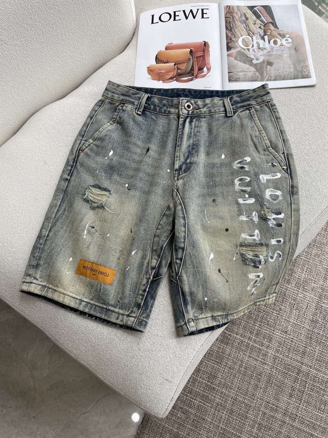 NO:843695,Lv 2026 spring and summer men's denim shorts original factory original fabric original wash water!  Imported original washed fabrics, complicated handicraft superimposition, any washing process will turn into a completely different color effect if you stay for a few seconds longer, so it is more precious, especially durable and taste-resistant... Use the best tannin texture, genuine leather labels, high-end metal accessories... to create a unique and original jeans style!  Original hardware accessories, super correct fit, comfortable and breathable, extremely high grade, counter quality, handsome upper body. Code number 29----38,, louis vuitton, shorts, jeans,19860909Lv 2026春夏男士牛仔短裤原厂原布原洗水！进口原版水洗面料,复杂的手工艺叠加,任何一个洗水环节多停留几秒都会变成完全不一样的颜色效果,所以越加珍贵,特别持久、耐味…… 选用上乘的丹宁质感,真皮皮牌、高定的金属辅料……打造出独特及原创的牛仔裤款型！原版五金辅料,版型超正,舒适透气,档次极高,专柜品质,上身帅气十足. 码数29----38,,louis vuitton,shorts,jeans,,Men's clothing