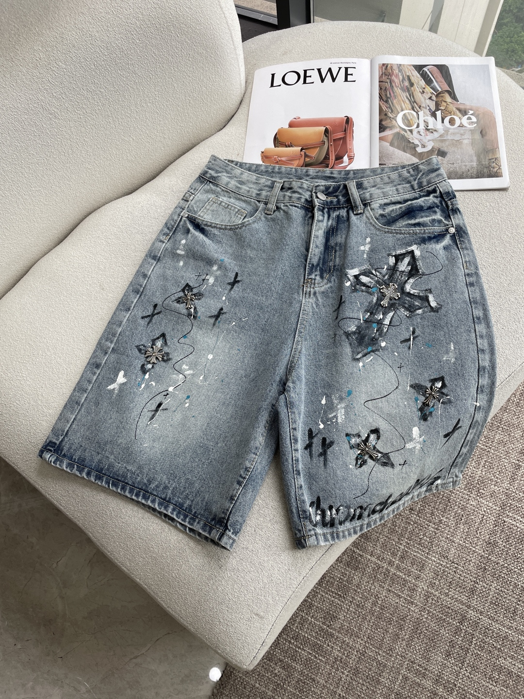 NO:843700,Croxin 2026 spring and summer men's denim shorts original factory original fabric original wash water!  Imported original washed fabrics, complicated handicraft superimposition, any washing process will turn into a completely different color effect if you stay for a few seconds longer, so it is more precious, especially durable and taste-resistant... Use the best tannin texture, genuine leather labels, high-end metal accessories... to create a unique and original jeans style!  Original hardware accessories, super correct fit, comfortable and breathable, extremely high grade, counter quality, handsome upper body. Code number 29----38,,chrome hearts,shorts,jeans,19860909克罗心 2026春夏男士牛仔短裤原厂原布原洗水！进口原版水洗面料,复杂的手工艺叠加,任何一个洗水环节多停留几秒都会变成完全不一样的颜色效果,所以越加珍贵,特别持久、耐味…… 选用上乘的丹宁质感,真皮皮牌、高定的金属辅料……打造出独特及原创的牛仔裤款型！原版五金辅料,版型超正,舒适透气,档次极高,专柜品质,上身帅气十足. 码数29----38,,chrome hearts,shorts,jeans,,Men's clothing
