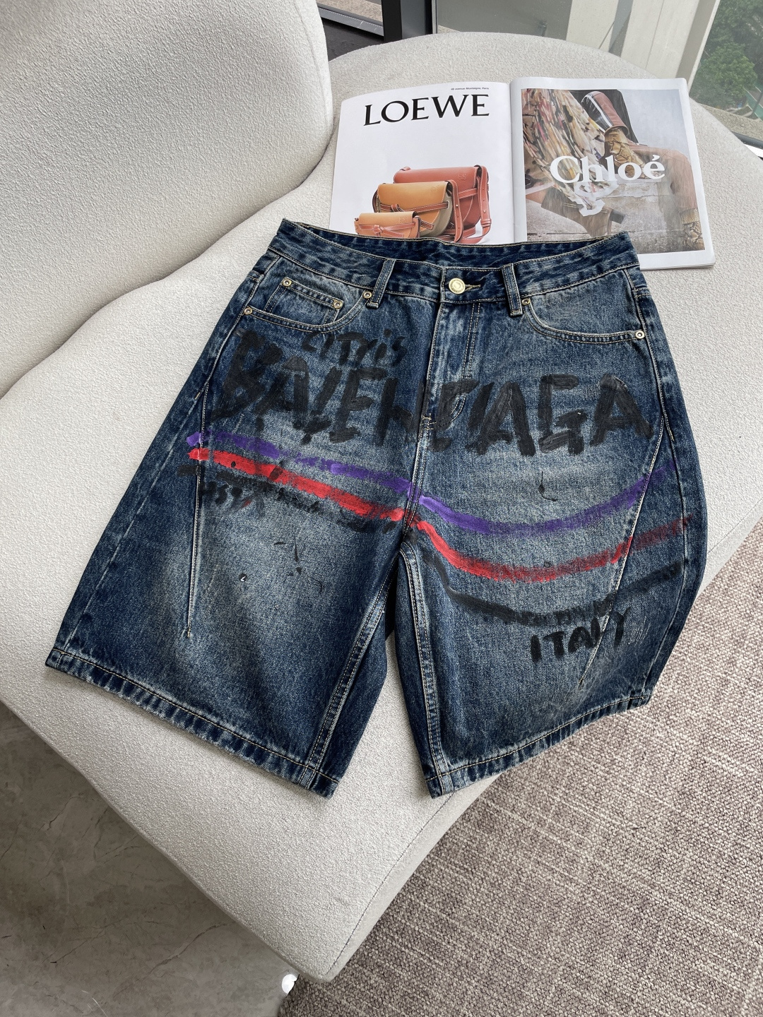 NO:843705,Paris 2026 spring and summer men's denim shorts, original factory, original fabric and original wash!  Imported original washed fabrics, complicated handicraft superimposition, any washing process will turn into a completely different color effect if you stay for a few seconds longer, so it is more precious, especially durable and taste-resistant... Use the best tannin texture, genuine leather labels, high-end metal accessories... to create a unique and original jeans style!  Original hardware accessories, super correct fit, comfortable and breathable, extremely high grade, counter quality, handsome upper body. Code number 29----38,,shorts,jeans,19860909巴黎 2026春夏男士牛仔短裤原厂原布原洗水！进口原版水洗面料,复杂的手工艺叠加,任何一个洗水环节多停留几秒都会变成完全不一样的颜色效果,所以越加珍贵,特别持久、耐味…… 选用上乘的丹宁质感,真皮皮牌、高定的金属辅料……打造出独特及原创的牛仔裤款型！原版五金辅料,版型超正,舒适透气,档次极高,专柜品质,上身帅气十足. 码数29----38,,shorts,jeans,,Men's clothing