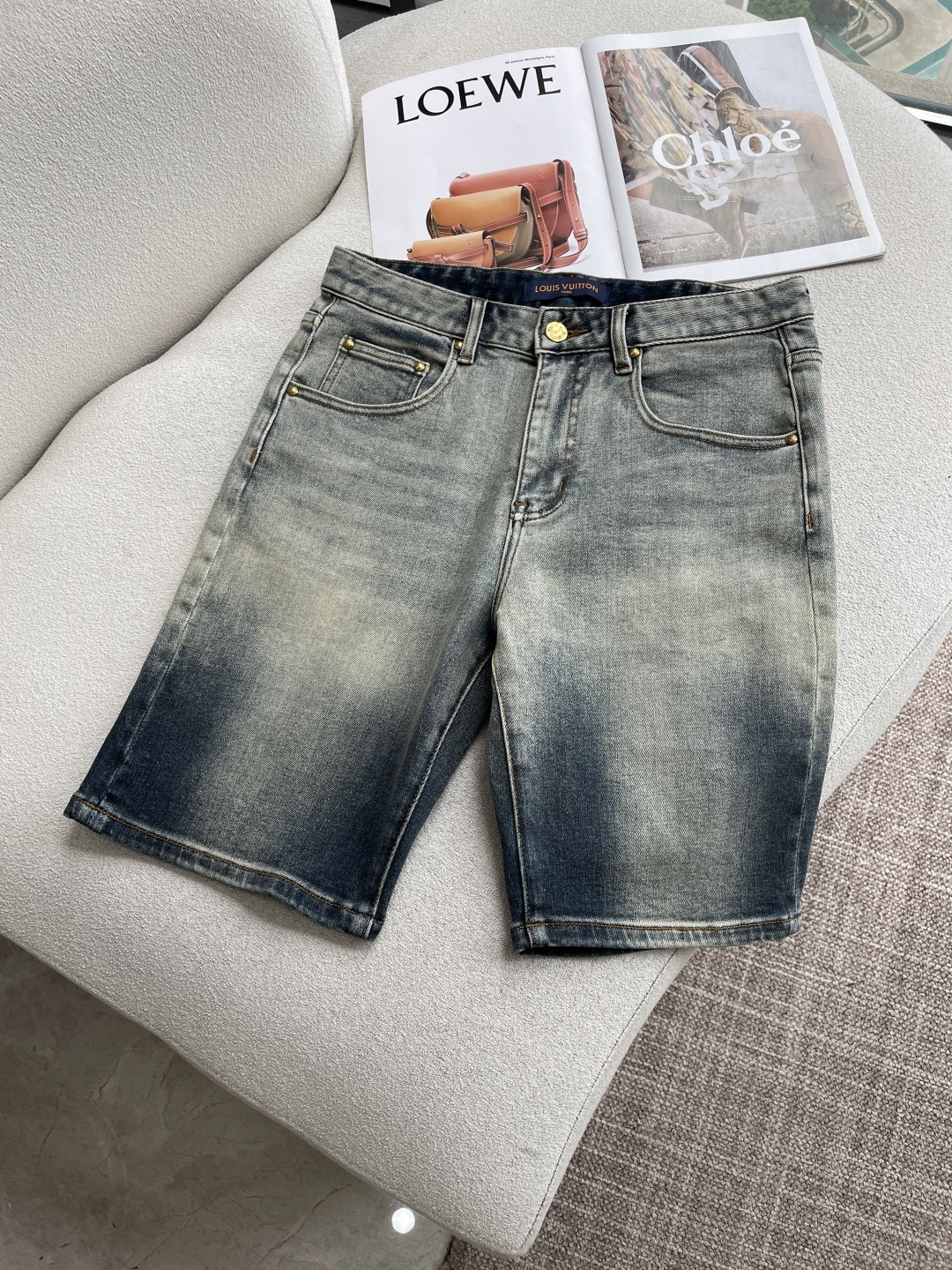 NO:843710,Lv 2026 spring and summer men's denim shorts original factory original fabric original wash water!  Imported original washed fabrics, complicated handicraft superimposition, any washing process will turn into a completely different color effect if you stay for a few seconds longer, so it is more precious, especially durable and taste-resistant... Use the best tannin texture, genuine leather labels, high-end metal accessories... to create a unique and original jeans style!  Original hardware accessories, super correct fit, comfortable and breathable, extremely high grade, counter quality, handsome upper body. Code number 29----38,, louis vuitton, shorts, jeans,19860909Lv 2026春夏男士牛仔短裤原厂原布原洗水！进口原版水洗面料,复杂的手工艺叠加,任何一个洗水环节多停留几秒都会变成完全不一样的颜色效果,所以越加珍贵,特别持久、耐味…… 选用上乘的丹宁质感,真皮皮牌、高定的金属辅料……打造出独特及原创的牛仔裤款型！原版五金辅料,版型超正,舒适透气,档次极高,专柜品质,上身帅气十足. 码数29----38,,louis vuitton,shorts,jeans,,Men's clothing