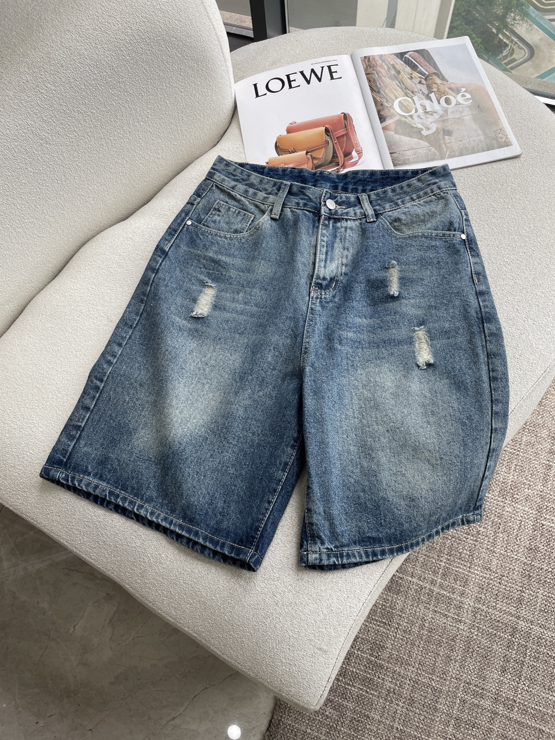 NO:843715,FD 2026 spring and summer men's denim shorts original factory original fabric original wash water!  Imported original washed fabrics, complicated handicraft superimposition, any washing process will turn into a completely different color effect if you stay for a few seconds longer, so it is more precious, especially durable and taste-resistant... Use the best tannin texture, genuine leather labels, high-end metal accessories... to create a unique and original jeans style!  Original hardware accessories, super correct fit, comfortable and breathable, extremely high grade, counter quality, handsome upper body. Code number 29----38,,shorts,jeans,19860909FD 2026春夏男士牛仔短裤原厂原布原洗水！进口原版水洗面料,复杂的手工艺叠加,任何一个洗水环节多停留几秒都会变成完全不一样的颜色效果,所以越加珍贵,特别持久、耐味…… 选用上乘的丹宁质感,真皮皮牌、高定的金属辅料……打造出独特及原创的牛仔裤款型！原版五金辅料,版型超正,舒适透气,档次极高,专柜品质,上身帅气十足. 码数29----38,,shorts,jeans,,Men's clothing