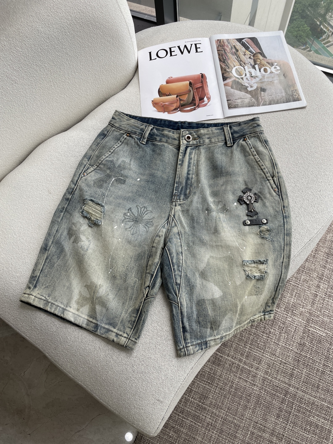 NO:843720,Croxin 2026 spring and summer men's denim shorts original factory original fabric original wash water!  Imported original washed fabrics, complicated handicraft superimposition, any washing process will turn into a completely different color effect if you stay for a few seconds longer, so it is more precious, especially durable and taste-resistant... Use the best tannin texture, genuine leather labels, high-end metal accessories... to create a unique and original jeans style!  Original hardware accessories, super correct fit, comfortable and breathable, extremely high grade, counter quality, handsome upper body. Code number 29----38,,chrome hearts,shorts,jeans,19860909克罗心 2026春夏男士牛仔短裤原厂原布原洗水！进口原版水洗面料,复杂的手工艺叠加,任何一个洗水环节多停留几秒都会变成完全不一样的颜色效果,所以越加珍贵,特别持久、耐味…… 选用上乘的丹宁质感,真皮皮牌、高定的金属辅料……打造出独特及原创的牛仔裤款型！原版五金辅料,版型超正,舒适透气,档次极高,专柜品质,上身帅气十足. 码数29----38,,chrome hearts,shorts,jeans,,Men's clothing