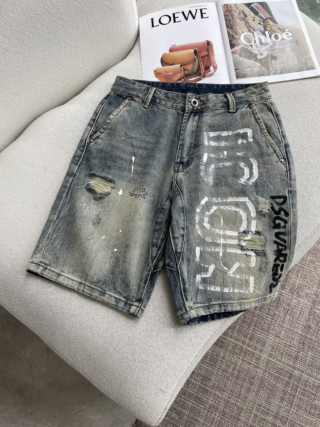 NO:843724,D2 2026 spring and summer men's denim shorts original factory original fabric original wash water!  Imported original washed fabrics, complicated handicraft superimposition, any washing process will turn into a completely different color effect if you stay for a few seconds longer, so it is more precious, especially durable and taste-resistant... Use the best tannin texture, genuine leather labels, high-end metal accessories... to create a unique and original jeans style!  Original hardware accessories, super correct fit, comfortable and breathable, extremely high grade, counter quality, handsome upper body. Code number 29----38,,shorts,jeans,19860909D2 2026春夏男士牛仔短裤原厂原布原洗水！进口原版水洗面料,复杂的手工艺叠加,任何一个洗水环节多停留几秒都会变成完全不一样的颜色效果,所以越加珍贵,特别持久、耐味…… 选用上乘的丹宁质感,真皮皮牌、高定的金属辅料……打造出独特及原创的牛仔裤款型！原版五金辅料,版型超正,舒适透气,档次极高,专柜品质,上身帅气十足. 码数29----38,,shorts,jeans,,Men's clothing