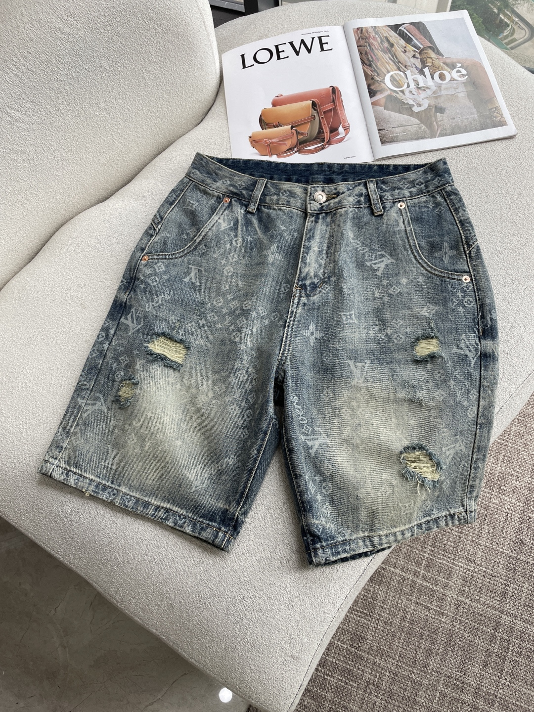 NO:843730,Lv 2026 spring and summer men's denim shorts original factory original fabric original wash water!  Imported original washed fabrics, complicated handicraft superimposition, any washing process will turn into a completely different color effect if you stay for a few seconds longer, so it is more precious, especially durable and taste-resistant... Use the best tannin texture, genuine leather labels, high-end metal accessories... to create a unique and original jeans style!  Original hardware accessories, super correct fit, comfortable and breathable, extremely high grade, counter quality, handsome upper body. Code number 29----38,, louis vuitton, shorts, jeans,19860909Lv 2026春夏男士牛仔短裤原厂原布原洗水！进口原版水洗面料,复杂的手工艺叠加,任何一个洗水环节多停留几秒都会变成完全不一样的颜色效果,所以越加珍贵,特别持久、耐味…… 选用上乘的丹宁质感,真皮皮牌、高定的金属辅料……打造出独特及原创的牛仔裤款型！原版五金辅料,版型超正,舒适透气,档次极高,专柜品质,上身帅气十足. 码数29----38,,louis vuitton,shorts,jeans,,Men's clothing