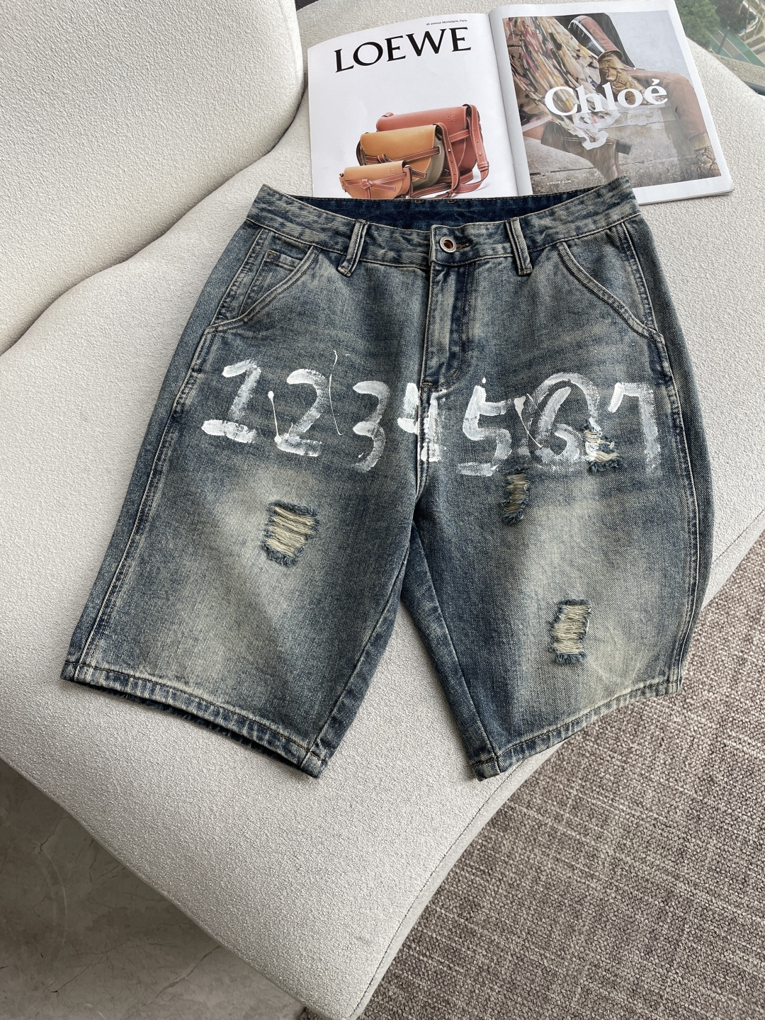 NO:843736,Margiela 2026 spring and summer men's denim shorts, original factory, original fabric and original wash water!  Imported original washed fabrics, complicated handicraft superimposition, any washing process will turn into a completely different color effect if you stay for a few seconds longer, so it is more precious, especially durable and taste-resistant... Use the best tannin texture, genuine leather labels, high-end metal accessories... to create a unique and original jeans style!  Original hardware accessories, super correct fit, comfortable and breathable, extremely high grade, counter quality, handsome upper body. Size 29----38, masion margiela, shorts, jeans,19860909马吉拉 2026春夏男士牛仔短裤原厂原布原洗水！进口原版水洗面料,复杂的手工艺叠加,任何一个洗水环节多停留几秒都会变成完全不一样的颜色效果,所以越加珍贵,特别持久、耐味…… 选用上乘的丹宁质感,真皮皮牌、高定的金属辅料……打造出独特及原创的牛仔裤款型！原版五金辅料,版型超正,舒适透气,档次极高,专柜品质,上身帅气十足. 码数29----38,,masion margiela,shorts,jeans,,Men's clothing