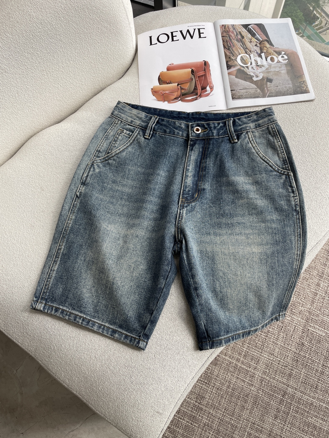 NO:843742,Lv 2026 spring and summer men's denim shorts original factory original fabric original wash water!  Imported original washed fabrics, complicated handicraft superimposition, any washing process will turn into a completely different color effect if you stay for a few seconds longer, so it is more precious, especially durable and taste-resistant... Use the best tannin texture, genuine leather labels, high-end metal accessories... to create a unique and original jeans style!  Original hardware accessories, super correct fit, comfortable and breathable, extremely high grade, counter quality, handsome upper body. Code number 29----38,, louis vuitton, shorts, jeans,19860909Lv 2026春夏男士牛仔短裤原厂原布原洗水！进口原版水洗面料,复杂的手工艺叠加,任何一个洗水环节多停留几秒都会变成完全不一样的颜色效果,所以越加珍贵,特别持久、耐味…… 选用上乘的丹宁质感,真皮皮牌、高定的金属辅料……打造出独特及原创的牛仔裤款型！原版五金辅料,版型超正,舒适透气,档次极高,专柜品质,上身帅气十足. 码数29----38,,louis vuitton,shorts,jeans,,Men's clothing