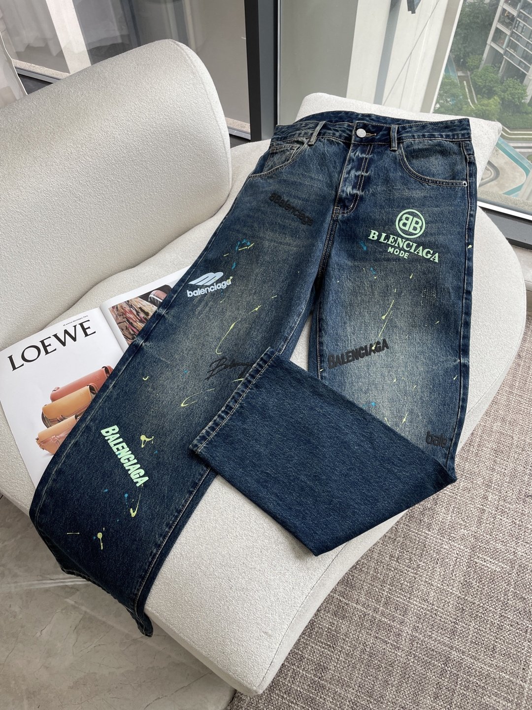 NO:843752,Paris new casual jeans, high-end version!  Customized fabric with high breathability and comfort, impeccable details, brand element design concept, reflecting high quality. It feels delicate and soft!  It presents a casual cut and the upper body shape is awesome!  Code number 30-38,,jeans,19860909巴黎 新款休闲牛仔裤,高端版本！定制面料 透气舒适度高,细节无可挑剔,品牌元素设计理念,体现高品质.手感细腻柔软！呈现休闲裁剪,上身版型超赞！ 码数30-38,,jeans,,Men's clothing