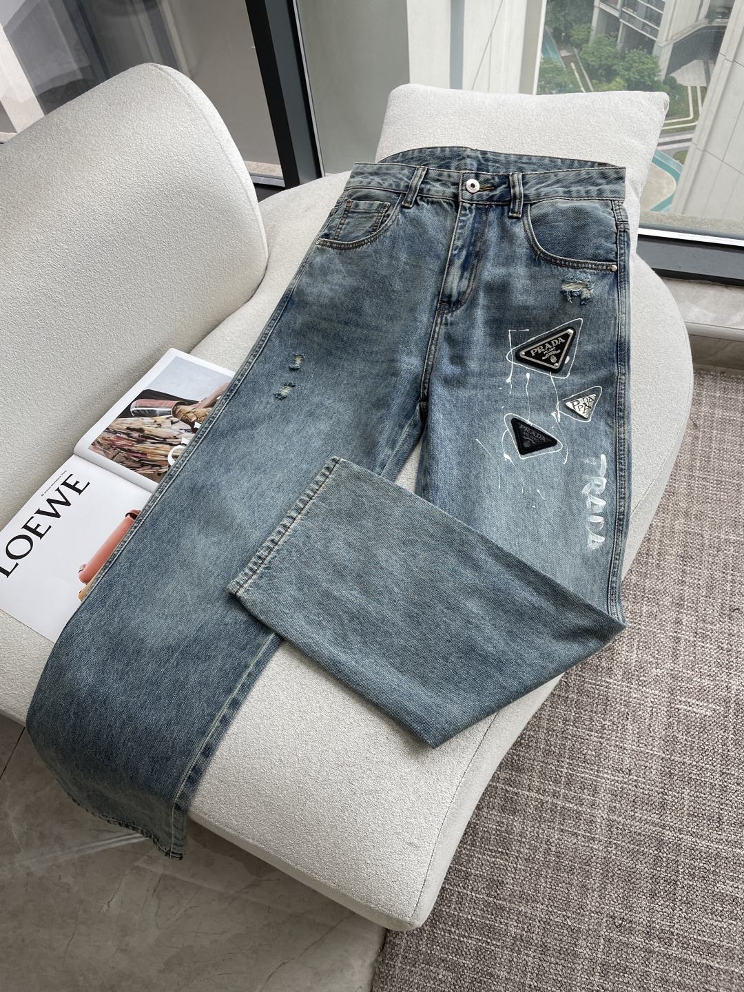 NO:843762,Prad's new casual jeans, high-end version!  Customized fabric with high breathability and comfort, impeccable details, brand element design concept, reflecting high quality. It feels delicate and soft!  It presents a casual cut and the upper body shape is awesome!  Code number 30-38,,prada,jeans,19860909Prad 新款休闲牛仔裤,高端版本！定制面料 透气舒适度高,细节无可挑剔,品牌元素设计理念,体现高品质.手感细腻柔软！呈现休闲裁剪,上身版型超赞！ 码数30-38,,prada,jeans,,Men's clothing