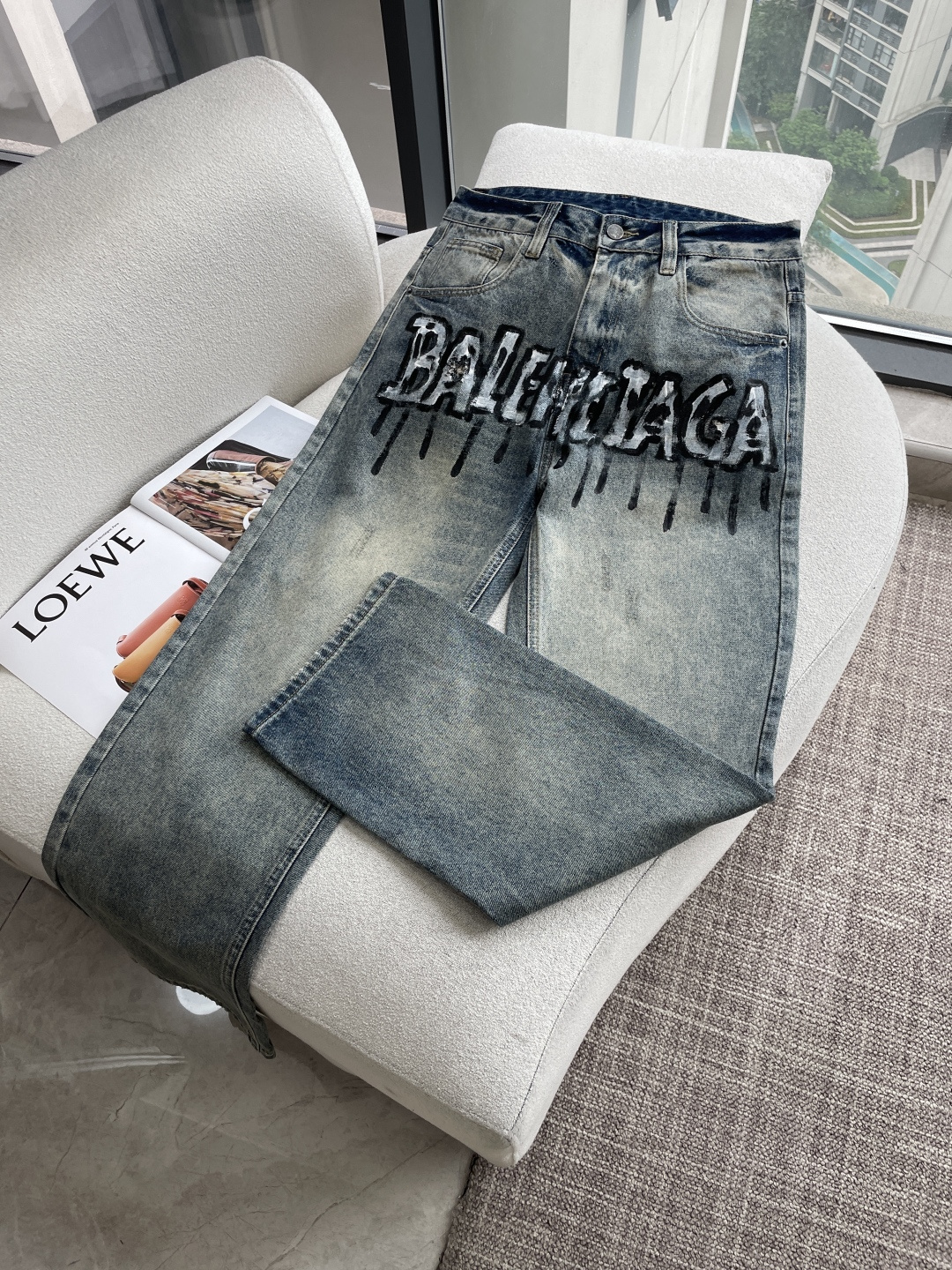 NO:843725,Paris new casual jeans, high-end version!  Customized fabric with high breathability and comfort, impeccable details, brand element design concept, reflecting high quality. It feels delicate and soft!  It presents a casual cut and the upper body shape is awesome!  Code number 30-38,,jeans,19860909巴黎 新款休闲牛仔裤,高端版本！定制面料 透气舒适度高,细节无可挑剔,品牌元素设计理念,体现高品质.手感细腻柔软！呈现休闲裁剪,上身版型超赞！ 码数30-38,,jeans,,Men's clothing