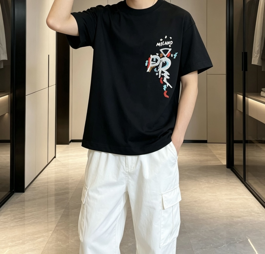 NO:843764,Prad 2026 Spring and Summer Style/Official Website Synchronization. The fabric is made of heavyweight pure cotton combed cotton fabric, OS loose version, and the upper body shape is super correct!  Versatile for everyday use, a wardrobe essential!  Size S-2XL,,prada,19860909Prad 2026春夏款/官网同步 面料采用重磅纯棉精梳棉面料,OS宽松版型,上身版型超正！日常百搭,衣橱必备单品！ 尺码 S-2XL,,prada,,Men's clothing