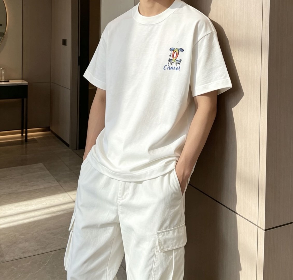 NO:843773,Xiaoxiang 2026 Spring and Summer Style/Official website synchronization. The fabric is made of heavyweight pure cotton combed cotton fabric, OS loose version, and the upper body shape is super correct!  Versatile for everyday use, a wardrobe essential!  Size S-2XL,,19860909小香 2026春夏款/官网同步 面料采用重磅纯棉精梳棉面料,OS宽松版型,上身版型超正！日常百搭,衣橱必备单品！ 尺码 S-2XL,,,Men's clothing
