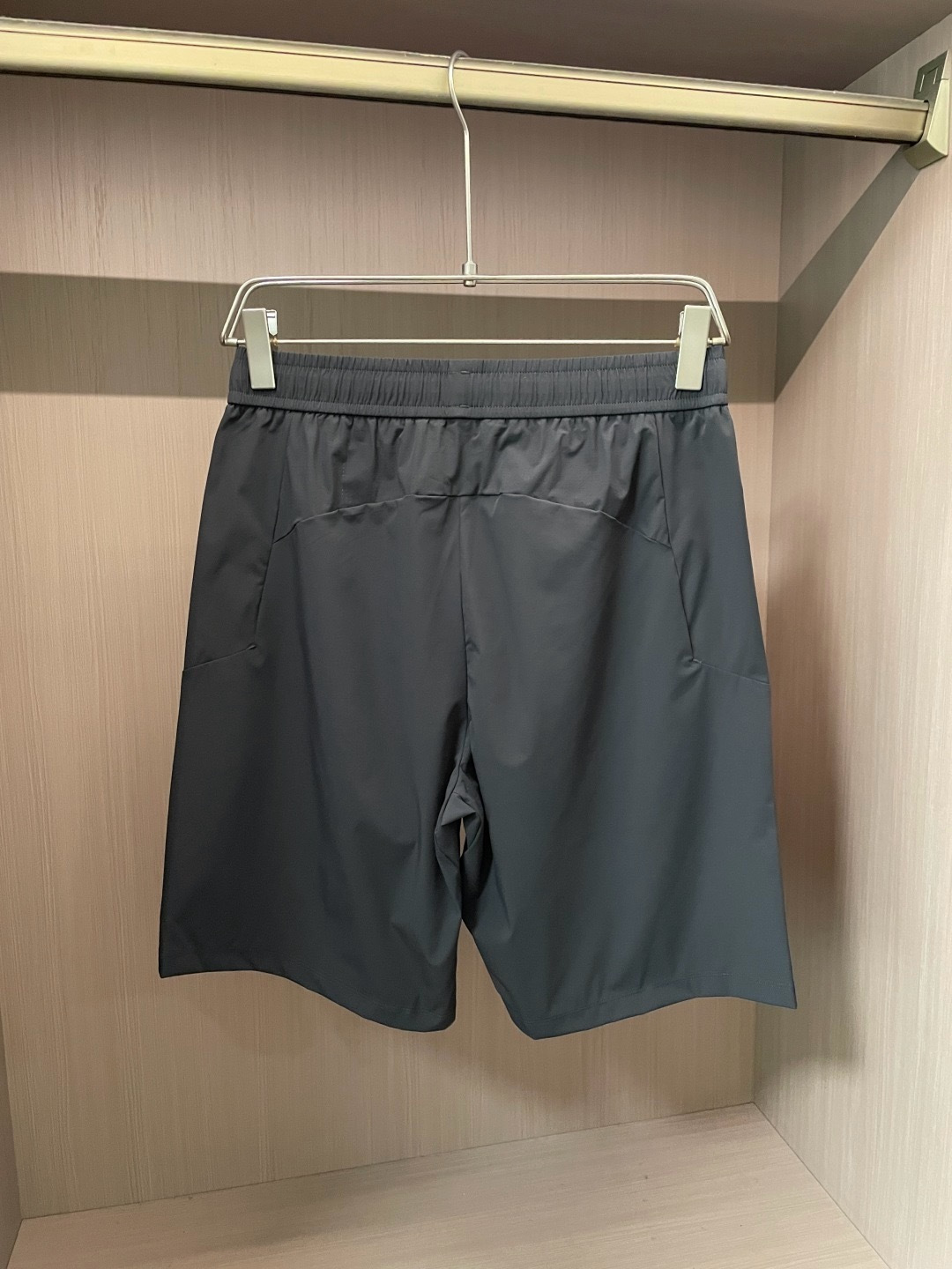 鸟家 26新品短裤 采用高弹力速干针织面料，触感柔滑亲肤，自带凉感属性，上身告别闷热黏腻。面料具备优秀的