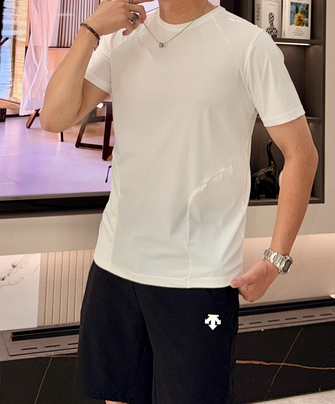 鸟家 夏季休闲男士冰感速干无痕短袖T恤面料采用81%锦纶和19%氨纶，手感柔软细腻亲肤，夏天穿上冰爽的感
