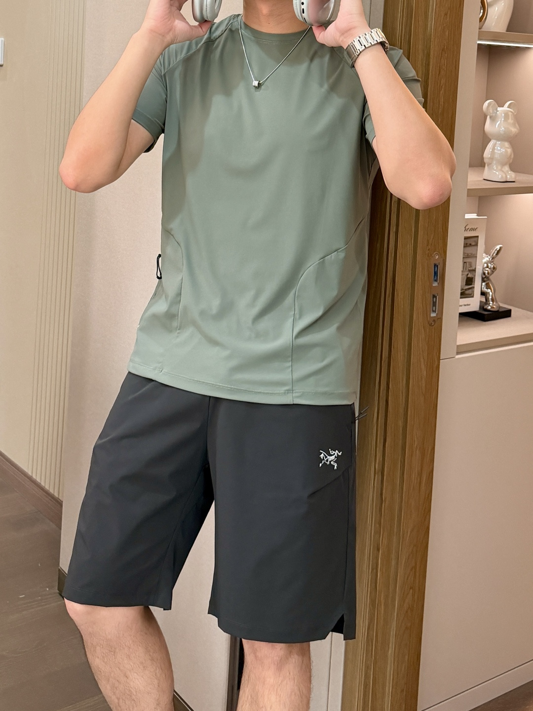 鸟家 夏季休闲男士冰感速干无痕短袖T恤面料采用81%锦纶和19%氨纶，手感柔软细腻亲肤，夏天穿上冰爽的感