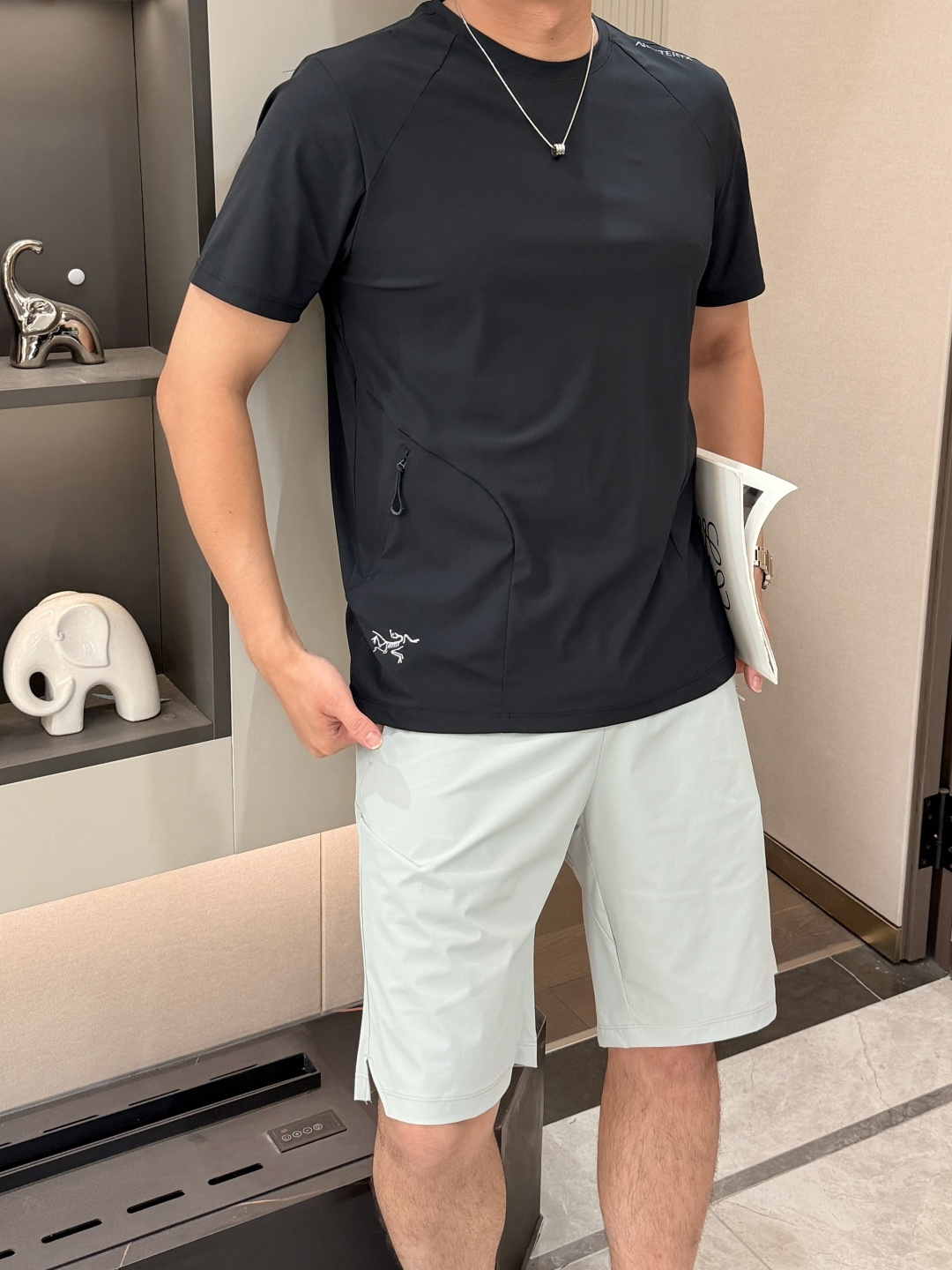 鸟家 夏季休闲男士冰感速干无痕短袖T恤面料采用81%锦纶和19%氨纶，手感柔软细腻亲肤，夏天穿上冰爽的感