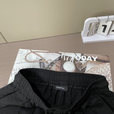 杰尼亚 26春夏新品 垂顺抗皱的斜纹麻棉面料,触感细腻亲肤,挺括不软塌,上身利落有型,完美修饰腿型。腰头 杰尼亚 26春夏新品 垂顺抗皱的斜纹麻棉面料,触感细腻亲肤,挺括不软塌,上身利落有型,完美修饰腿型。腰头