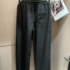 杰尼亚 26春夏新品 垂顺抗皱的斜纹麻棉面料,触感细腻亲肤,挺括不软塌,上身利落有型,完美修饰腿型。腰头 杰尼亚 26春夏新品 垂顺抗皱的斜纹麻棉面料,触感细腻亲肤,挺括不软塌,上身利落有型,完美修饰腿型。腰头