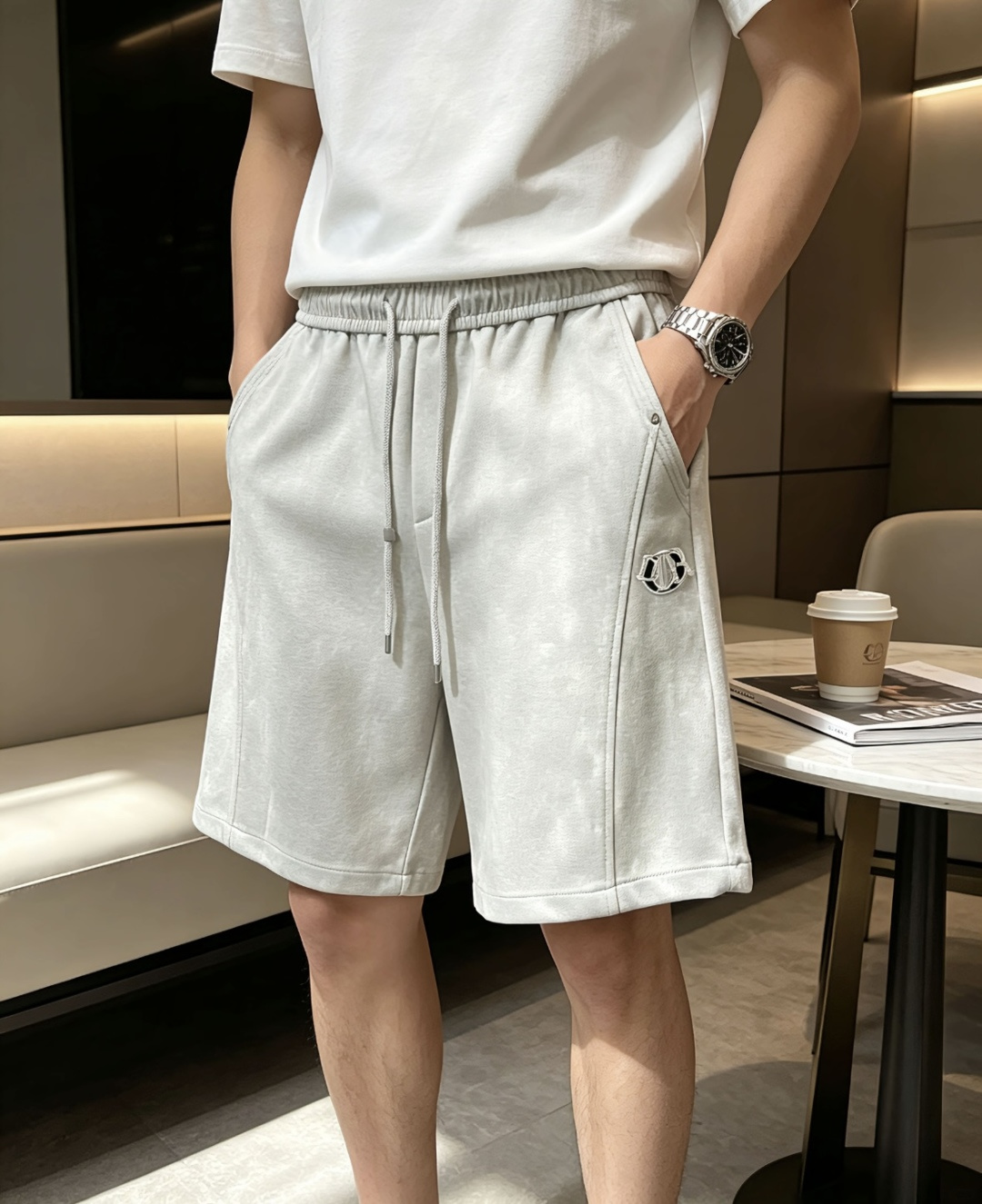 NO:846444,DO's new shorts have an elastic drawstring waistband that accommodates various waist sizes, allowing you to wear them freely in daily life. Exquisite embroidered logos on the sides, low-key and hidden details for recognition. Loose five-quarter pants shape, modifying the leg shape without dragging, neat and casual. Soft, skin-friendly and comfortable fabrics, breathable and not stuffy. Suitable for daily commuting, street outings, and leisure travel. Casual, lazy and high-end, easily create a relaxed atmosphere.  Size m-xxxl,,shorts,19860909D奥 新款短裤 松紧抽绳腰头,包容各种腰围,日常穿自在无束缚 侧边精致刺绣标识,低调暗藏细节辨识度 宽松五分裤型,修饰腿型不拖沓,利落随性 软糯亲肤的舒适面料,透气不闷汗 日常通勤、街头出街、休闲出行都适配 随性拿捏慵懒高级感,轻松打造松弛氛围感穿搭 尺码m-xxxl,,shorts,,Men's clothing