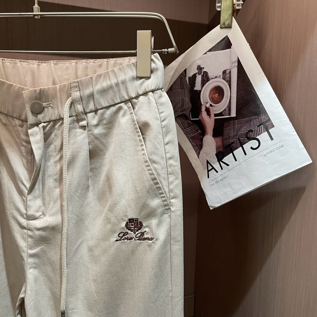 L春夏新品 垂顺抗皱的斜纹面料，触感细腻亲肤，挺括不软塌，上身利落有型，完美修饰腿型。腰头纽扣+抽绳双设
