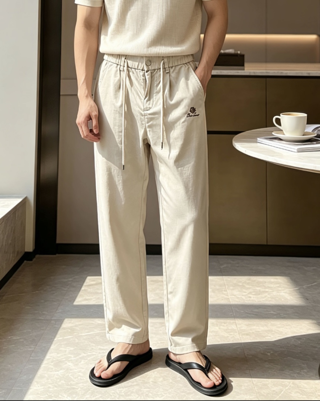 L春夏新品 垂顺抗皱的斜纹面料，触感细腻亲肤，挺括不软塌，上身利落有型，完美修饰腿型。腰头纽扣+抽绳双设