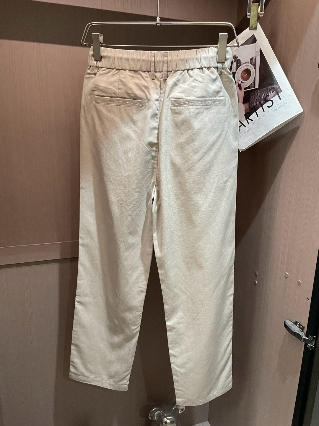 L春夏新品 垂顺抗皱的斜纹面料，触感细腻亲肤，挺括不软塌，上身利落有型，完美修饰腿型。腰头纽扣+抽绳双设