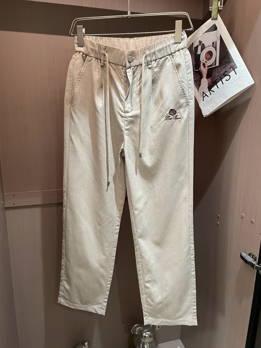 L春夏新品 垂顺抗皱的斜纹面料，触感细腻亲肤，挺括不软塌，上身利落有型，完美修饰腿型。腰头纽扣+抽绳双设