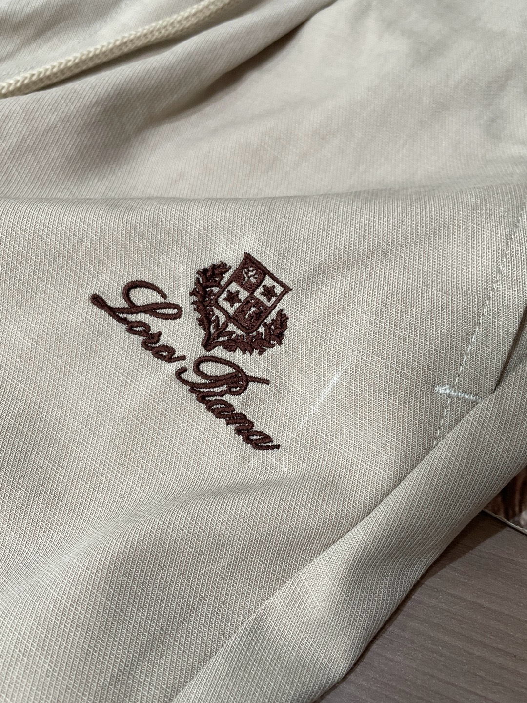 L春夏新品 垂顺抗皱的斜纹面料，触感细腻亲肤，挺括不软塌，上身利落有型，完美修饰腿型。腰头纽扣+抽绳双设