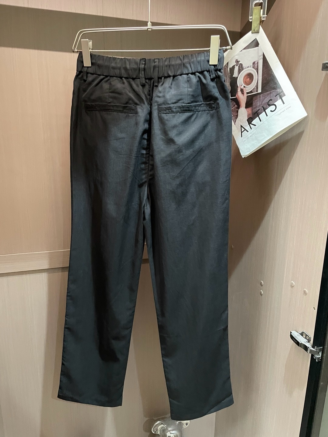 L春夏新品 垂顺抗皱的斜纹面料，触感细腻亲肤，挺括不软塌，上身利落有型，完美修饰腿型。腰头纽扣+抽绳双设