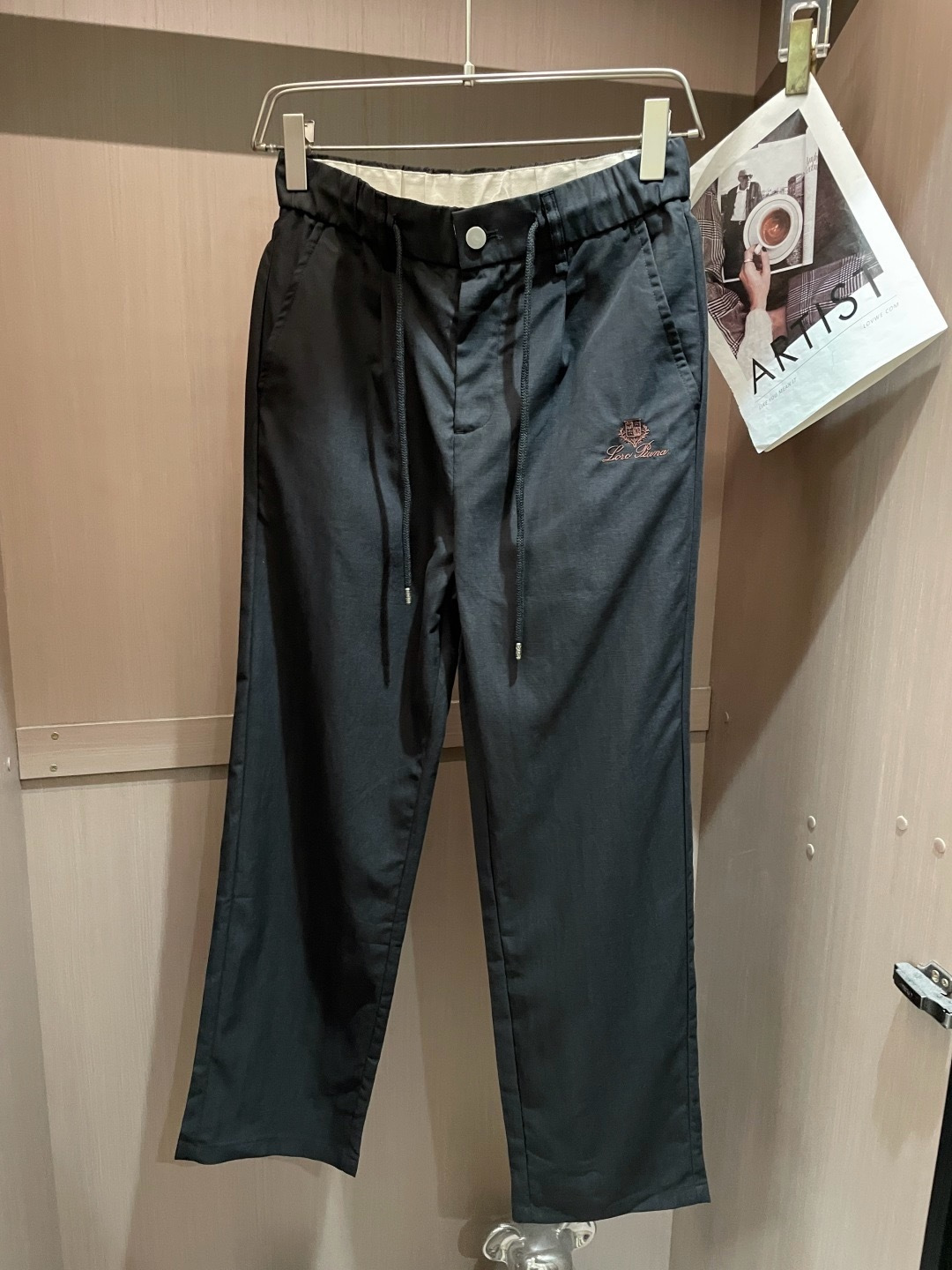 L春夏新品 垂顺抗皱的斜纹面料，触感细腻亲肤，挺括不软塌，上身利落有型，完美修饰腿型。腰头纽扣+抽绳双设