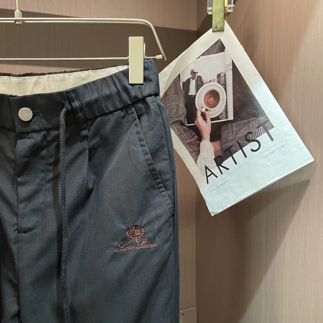 L春夏新品 垂顺抗皱的斜纹面料，触感细腻亲肤，挺括不软塌，上身利落有型，完美修饰腿型。腰头纽扣+抽绳双设