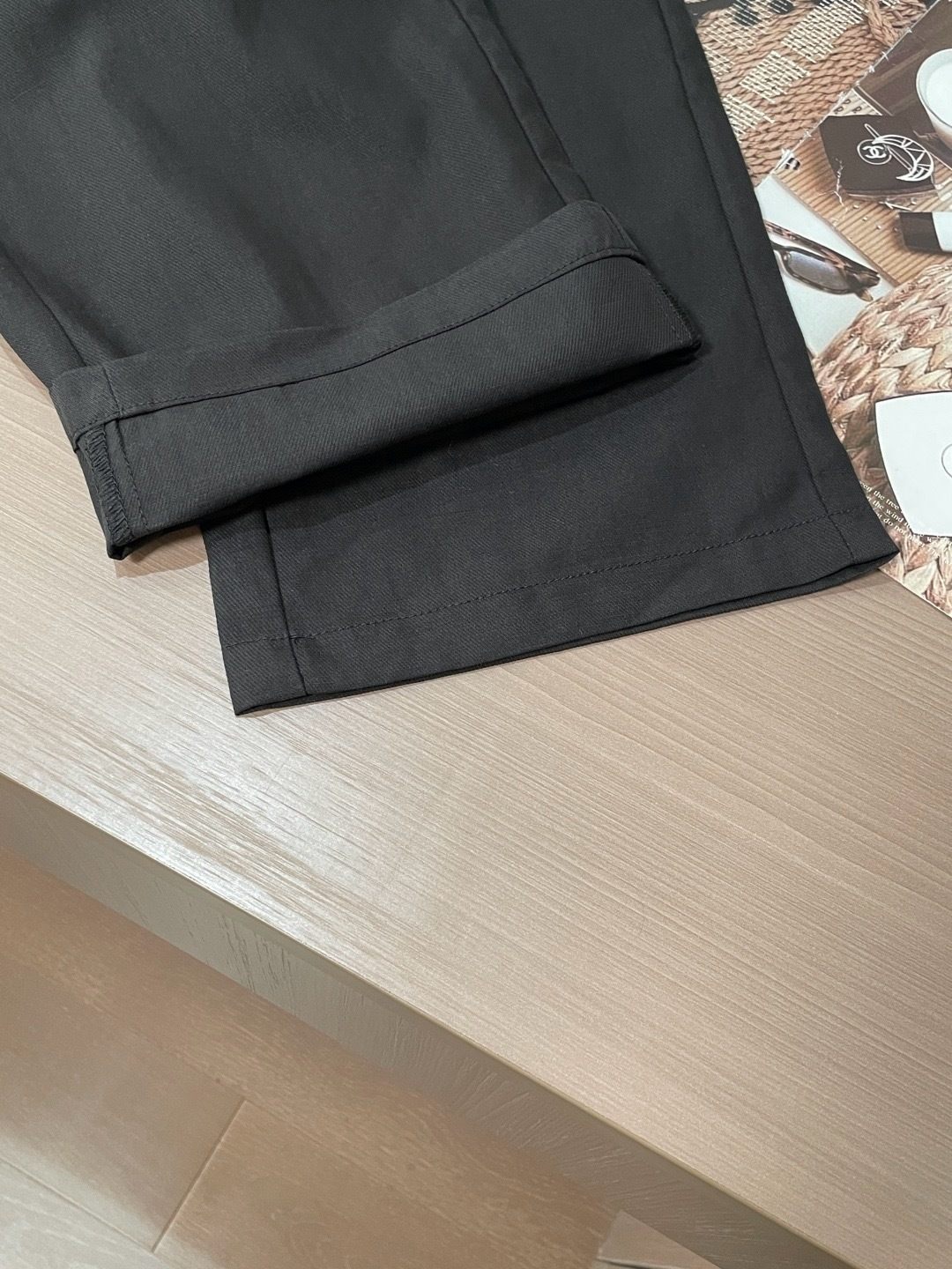 L春夏新品 垂顺抗皱的斜纹面料，触感细腻亲肤，挺括不软塌，上身利落有型，完美修饰腿型。腰头纽扣+抽绳双设