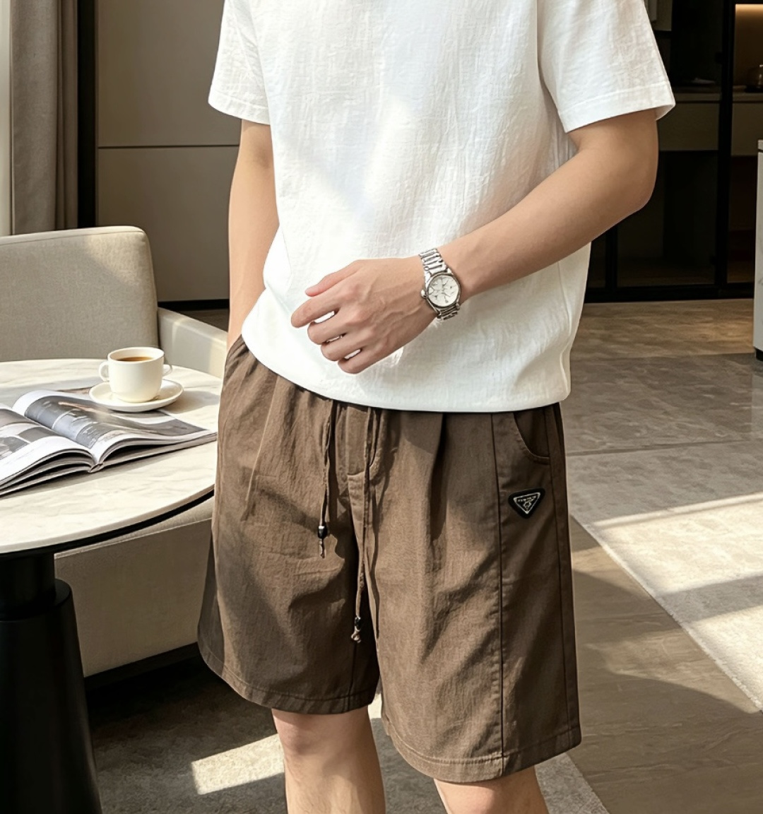 Prad 简约不简单的质感短裤，承包夏日所有随性穿搭✨垂顺透气面料，上身轻盈不闷汗，日常通勤、休闲出行都