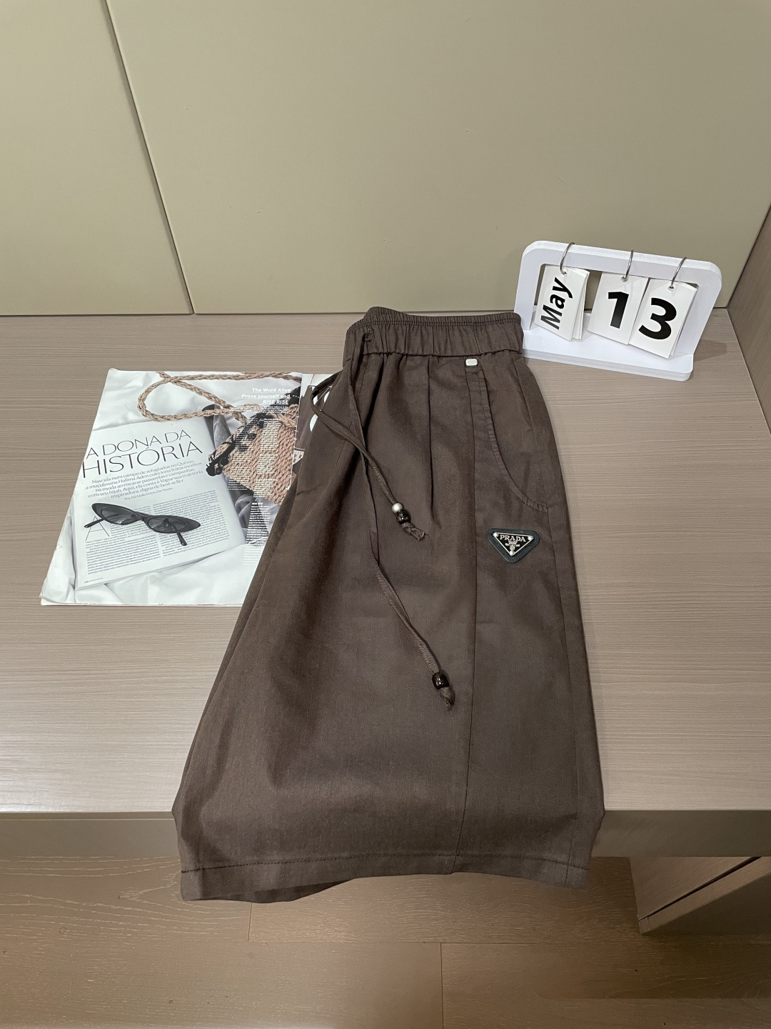 Prad 简约不简单的质感短裤，承包夏日所有随性穿搭✨垂顺透气面料，上身轻盈不闷汗，日常通勤、休闲出行都
